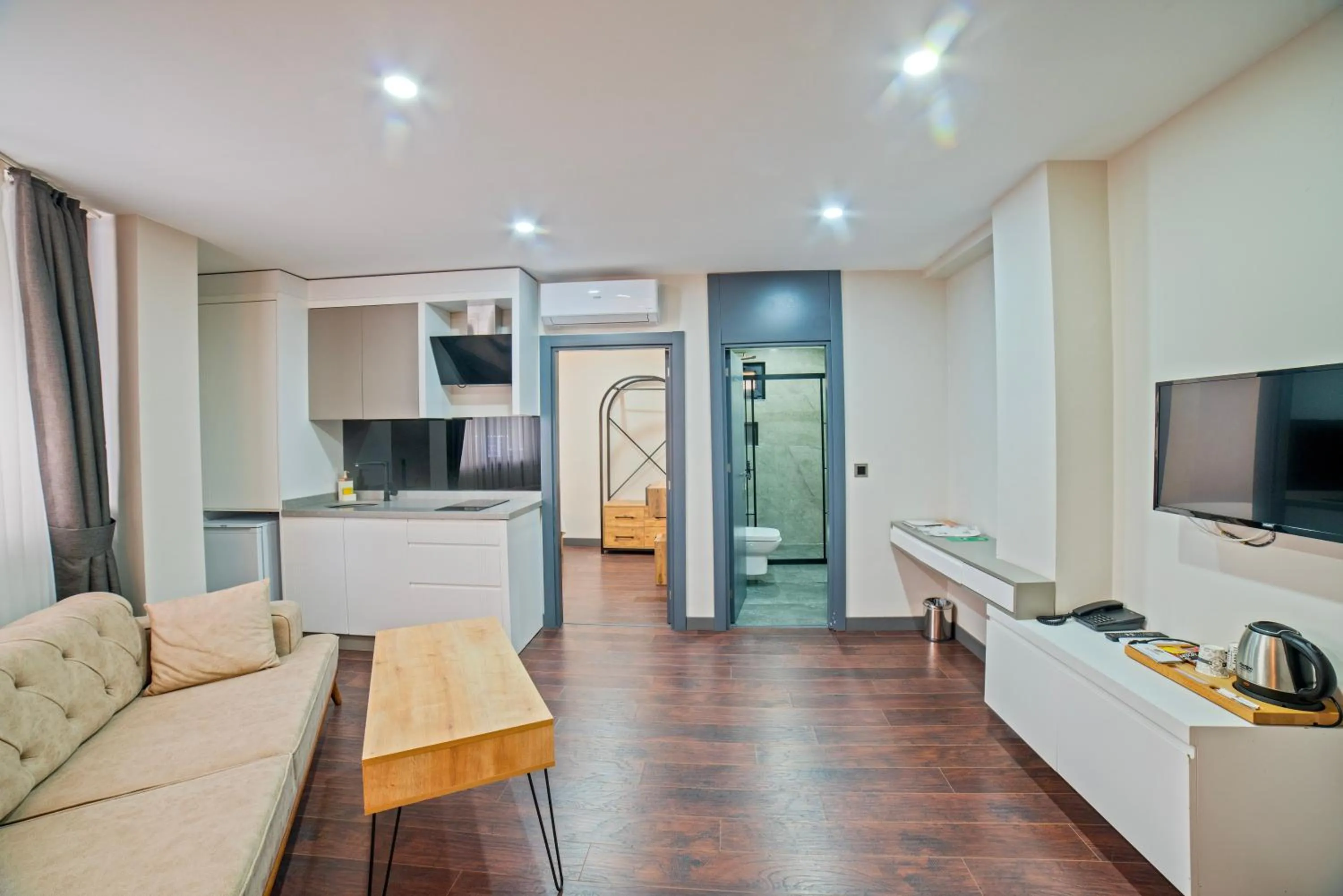 Communal lounge/ TV room in City Moonlight Apart Hotel