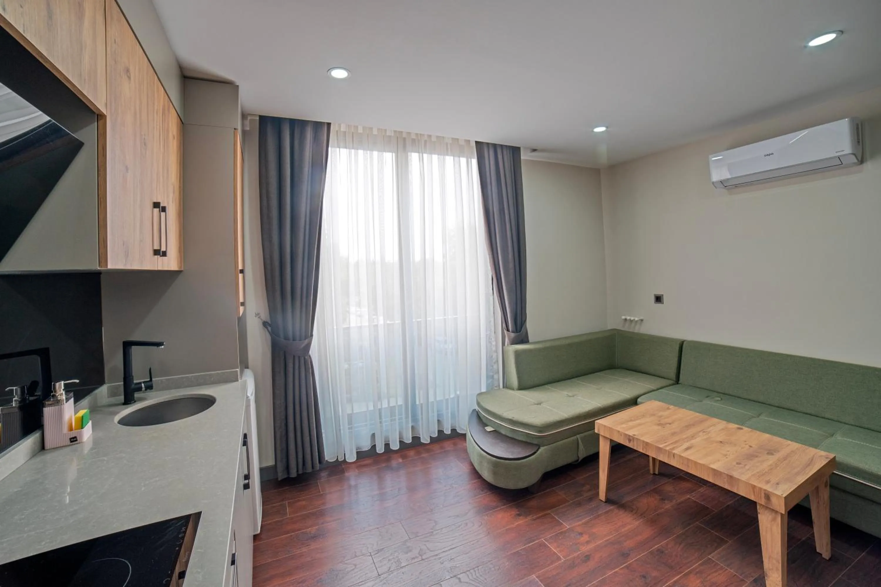 Communal lounge/ TV room in City Moonlight Apart Hotel