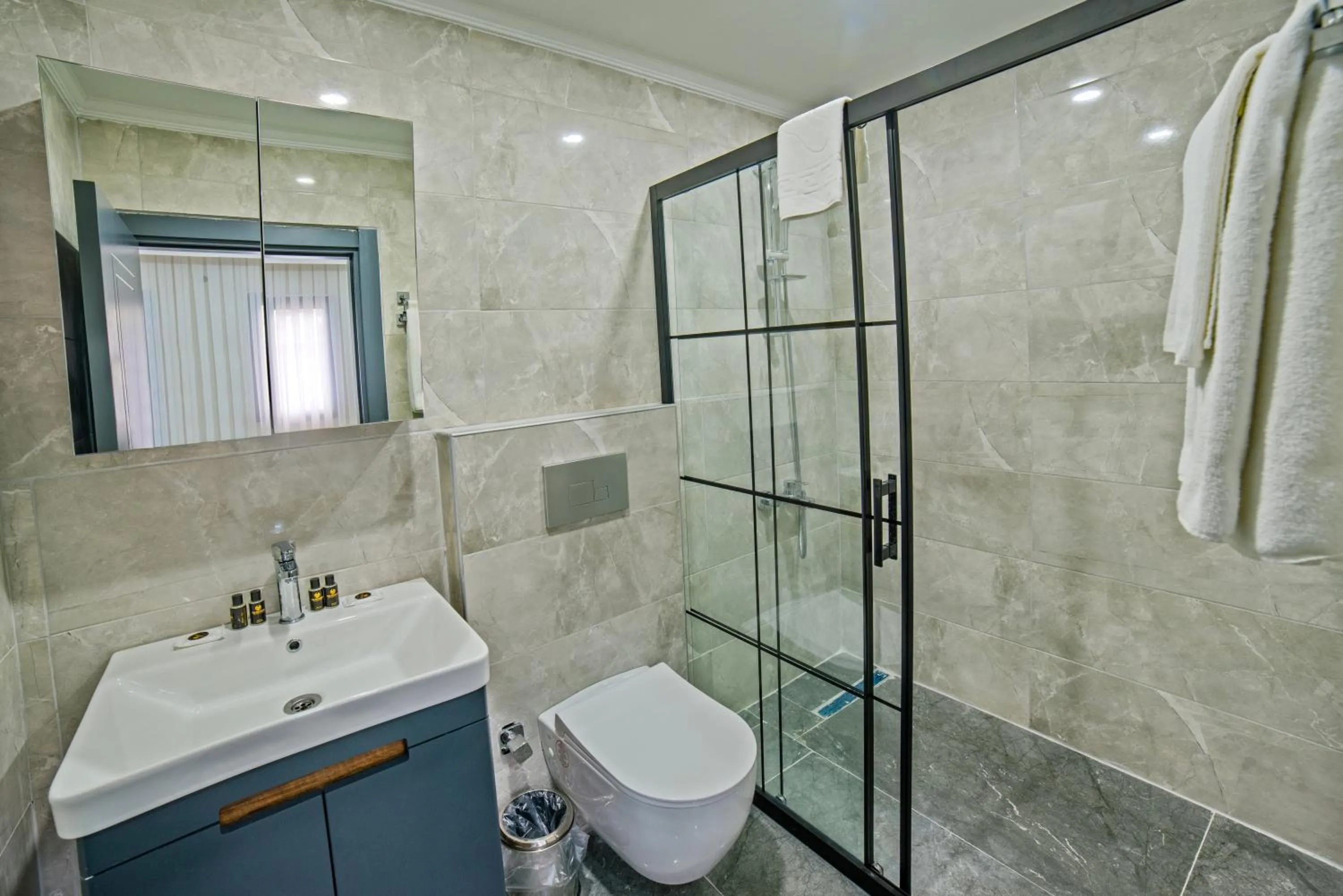 Shower in City Moonlight Apart Hotel