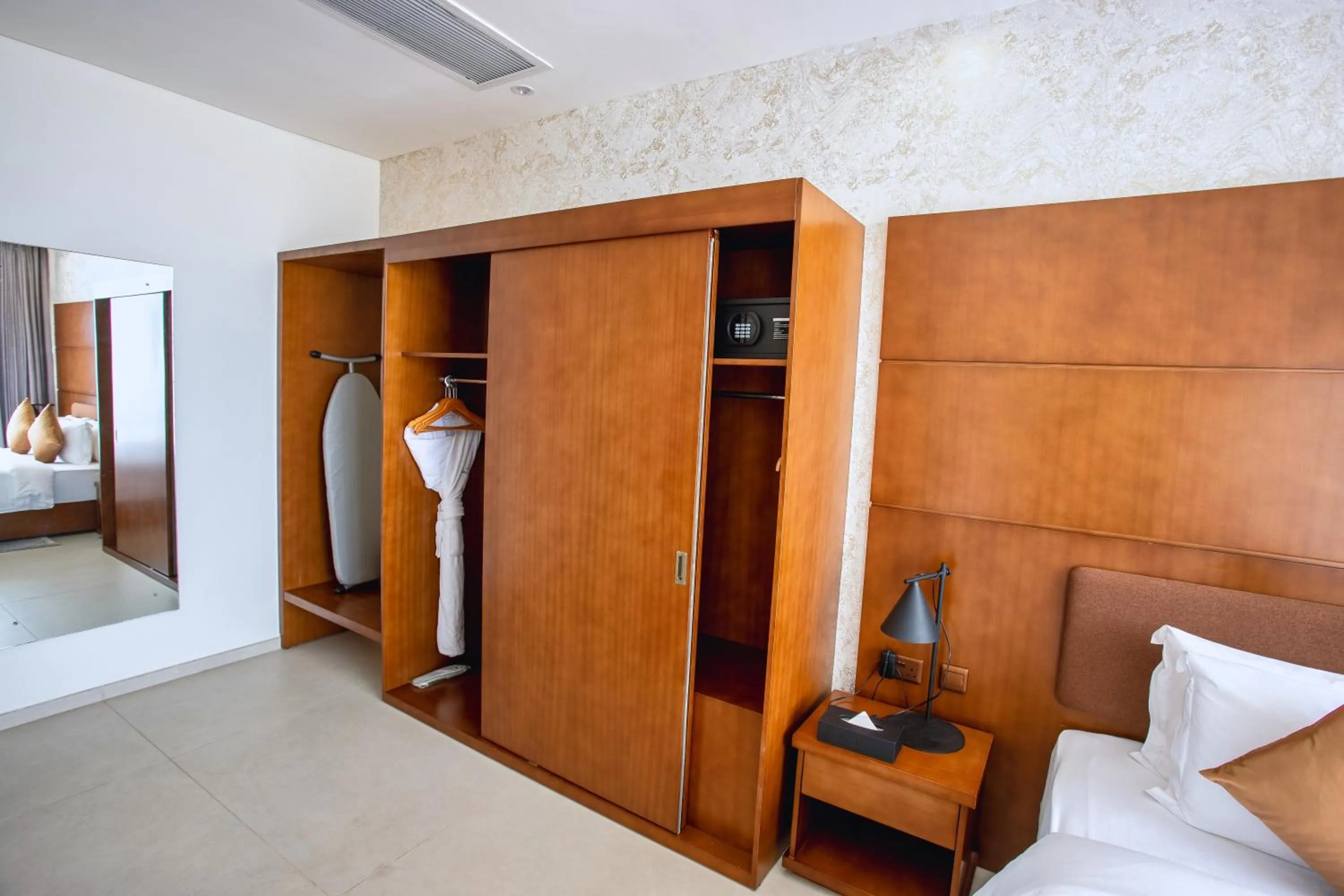 wardrobe, Bed in Alisa Hotel Tema