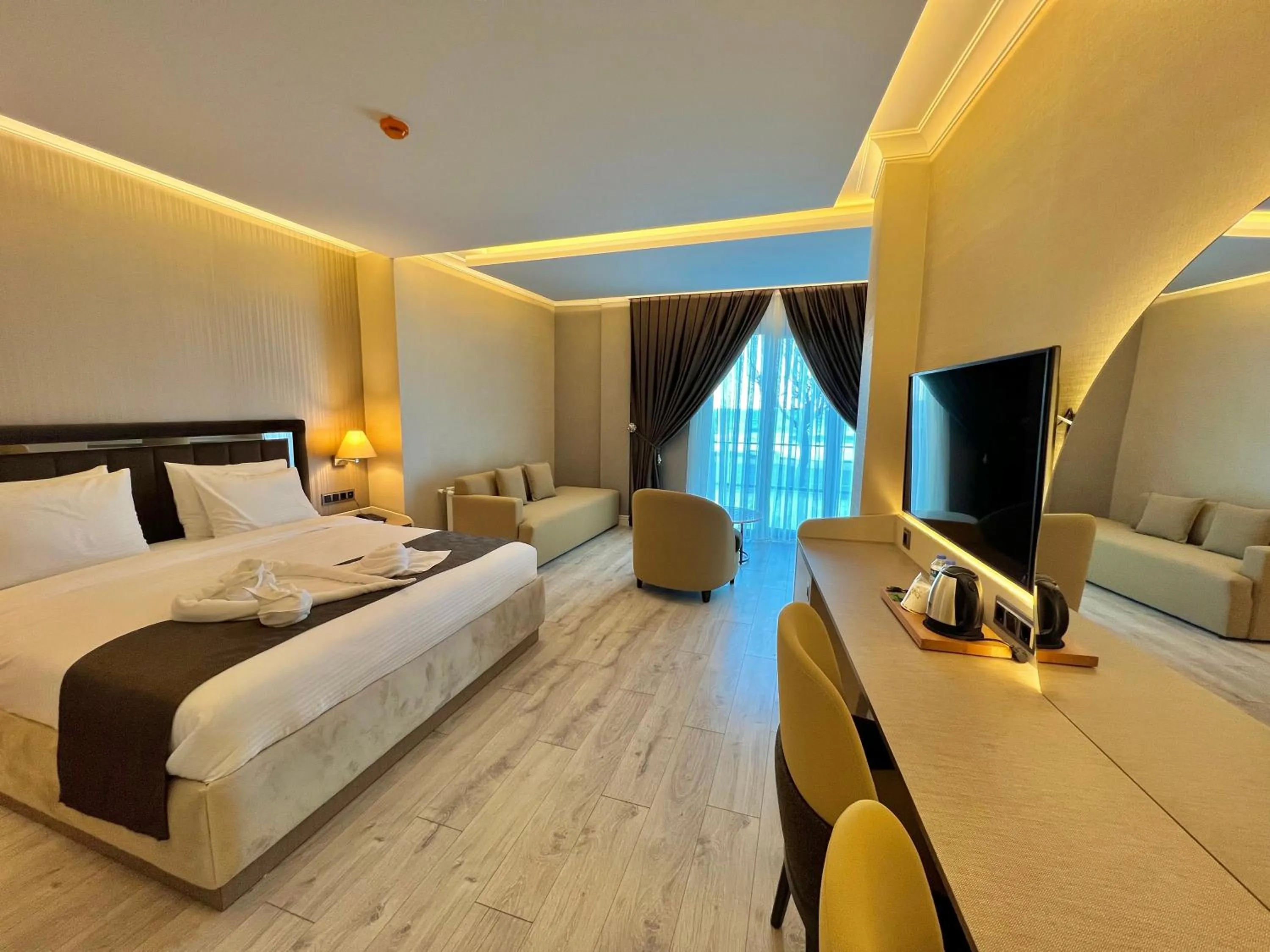 TV and multimedia, Bed in MQ Hotel Suites & SPA