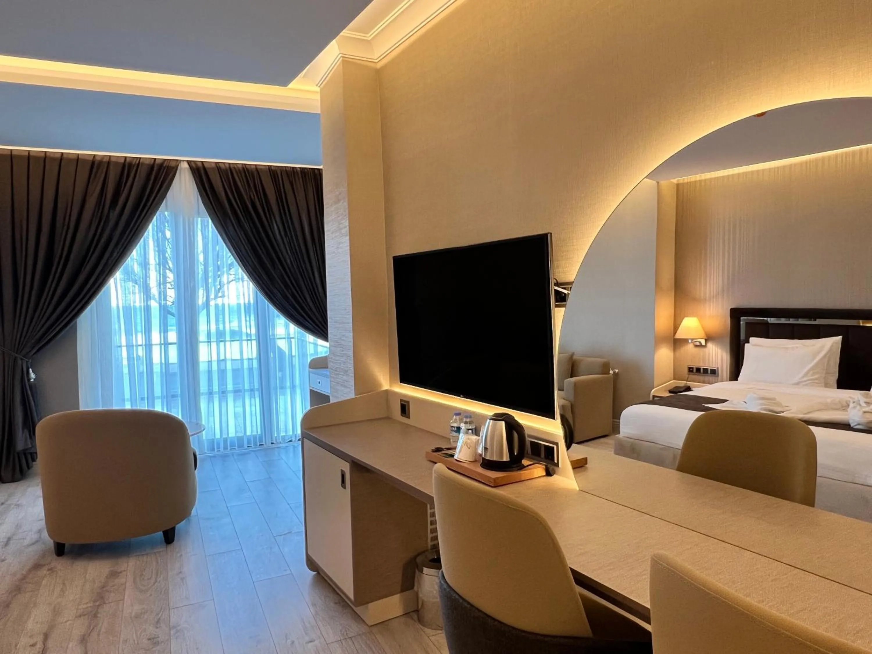 TV and multimedia, Bed in MQ Hotel Suites & SPA