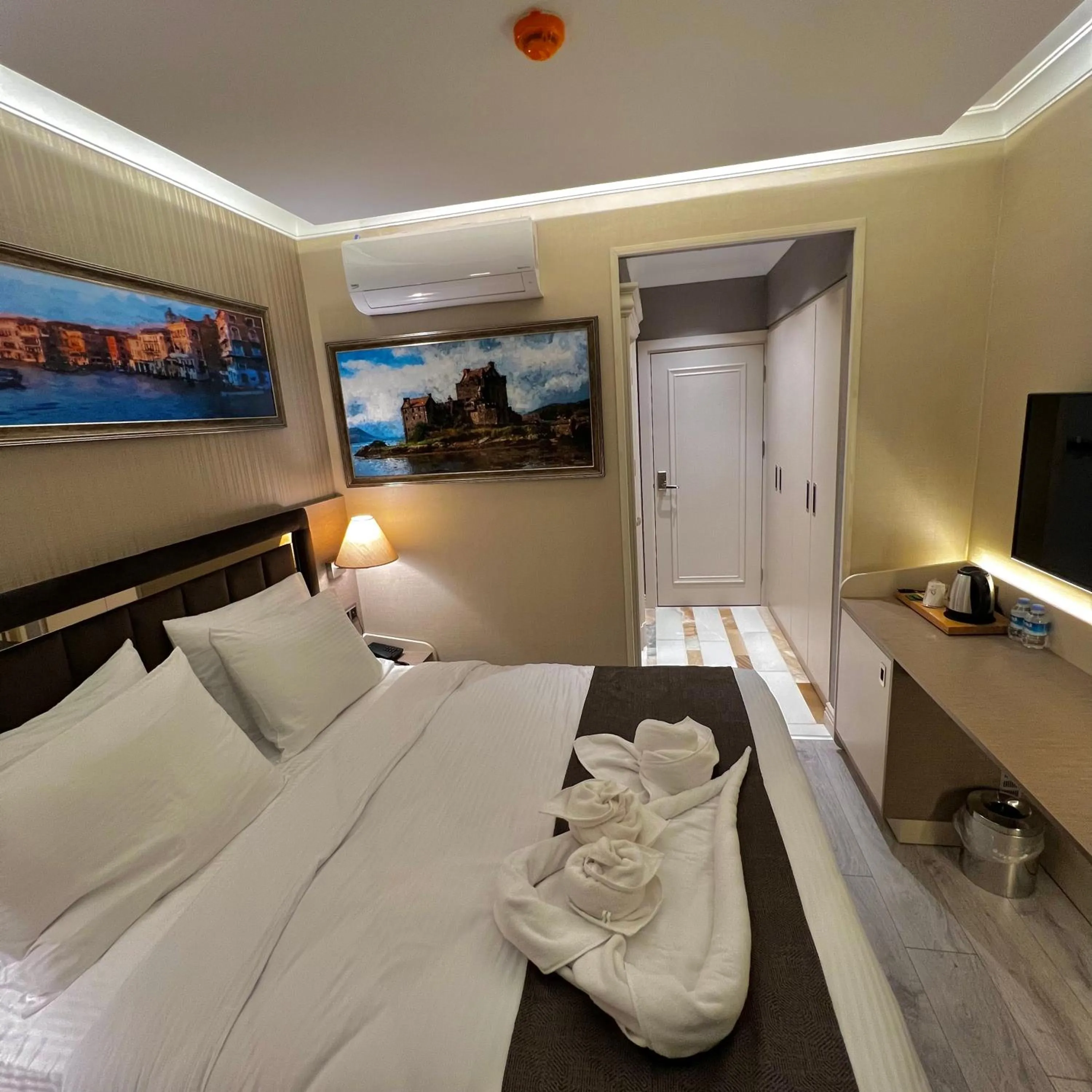 Bed in MQ Hotel Suites & SPA