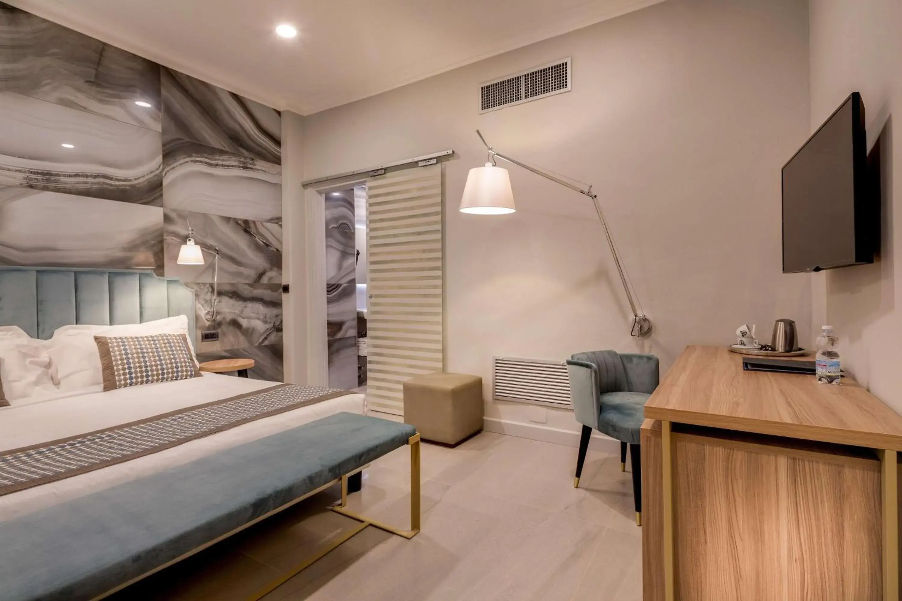 Photo of the whole room, Bed in Best Western Plus Royal Superga Hotel Photo of the whole room, Bed in Best Western Plus Royal Superga Hotel