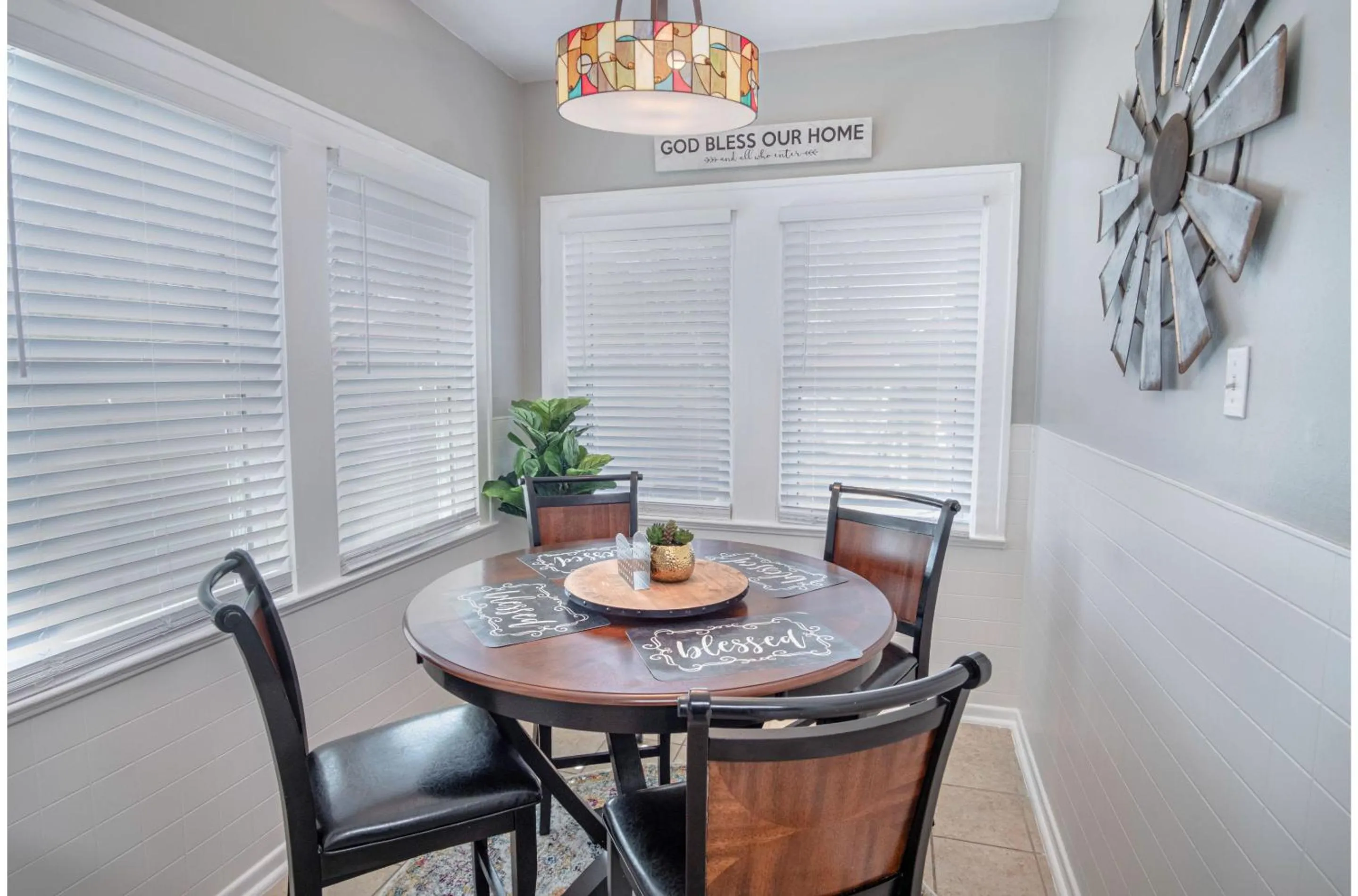 Dining area in Stunning 3 BR Home Near DT Alamodome - Riverwalk