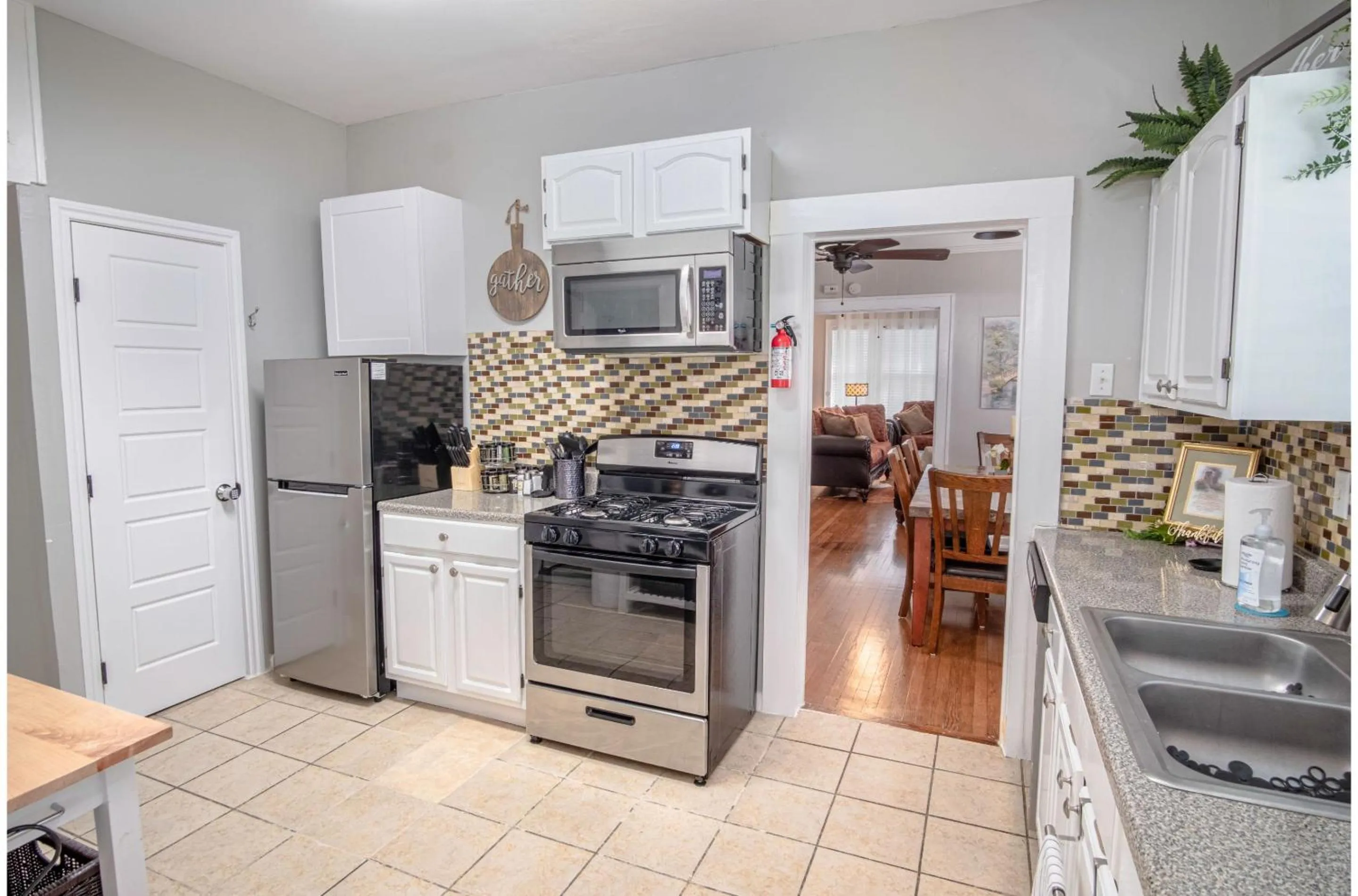 Kitchen or kitchenette in Stunning 3 BR Home Near DT Alamodome - Riverwalk