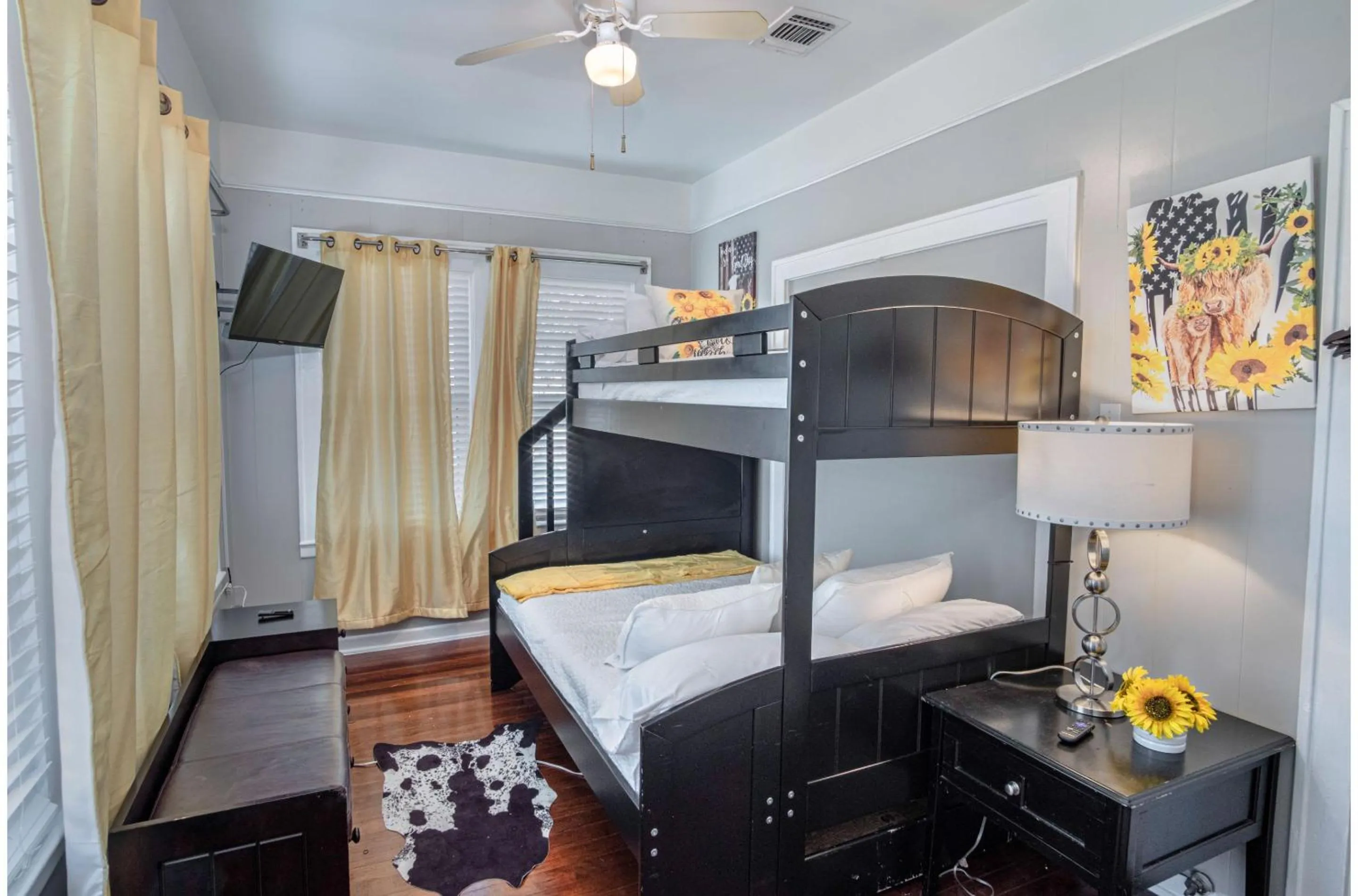bunk bed in Stunning 3 BR Home Near DT Alamodome - Riverwalk