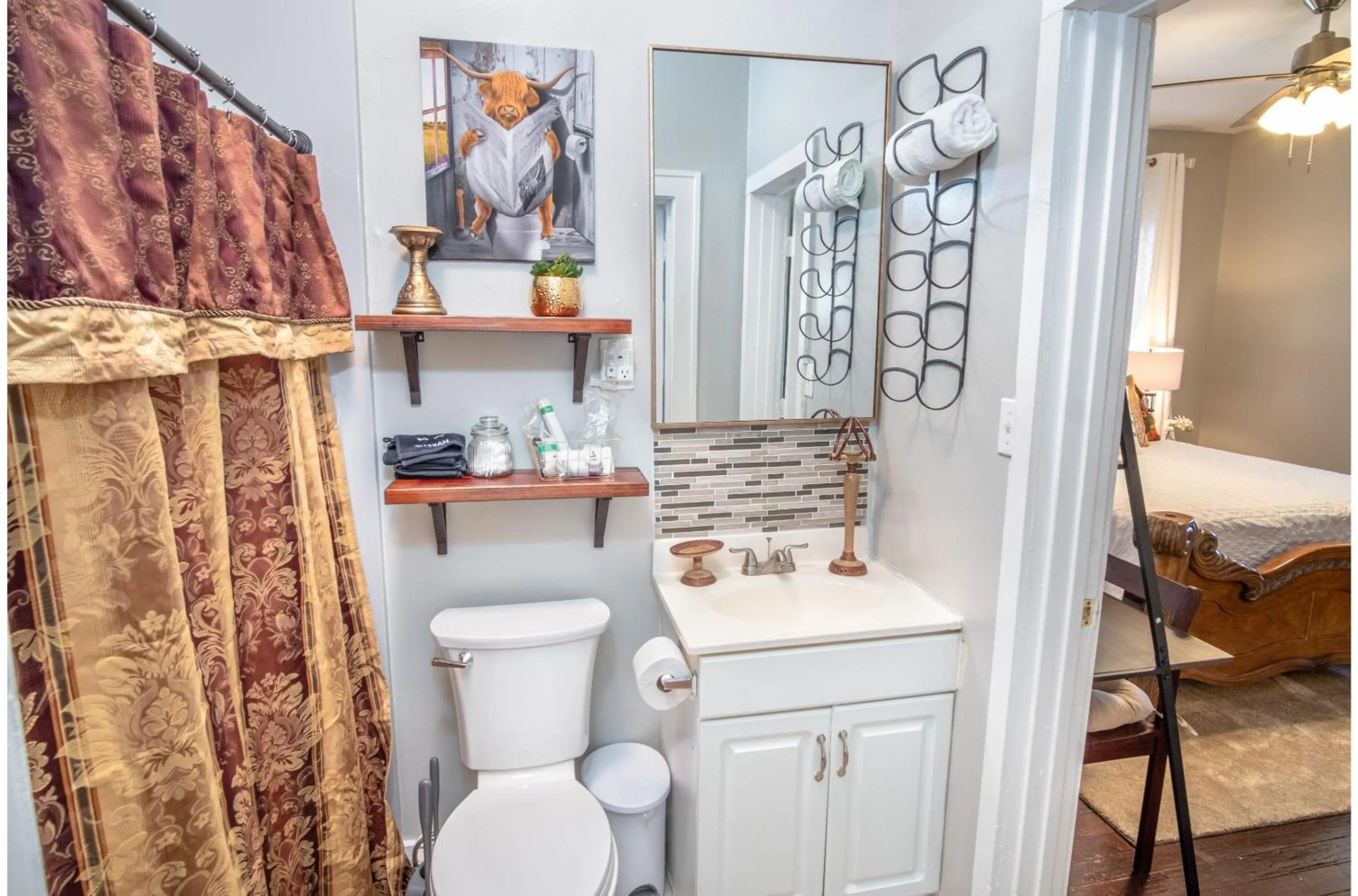 Bathroom in Stunning 3 BR Home Near DT Alamodome - Riverwalk