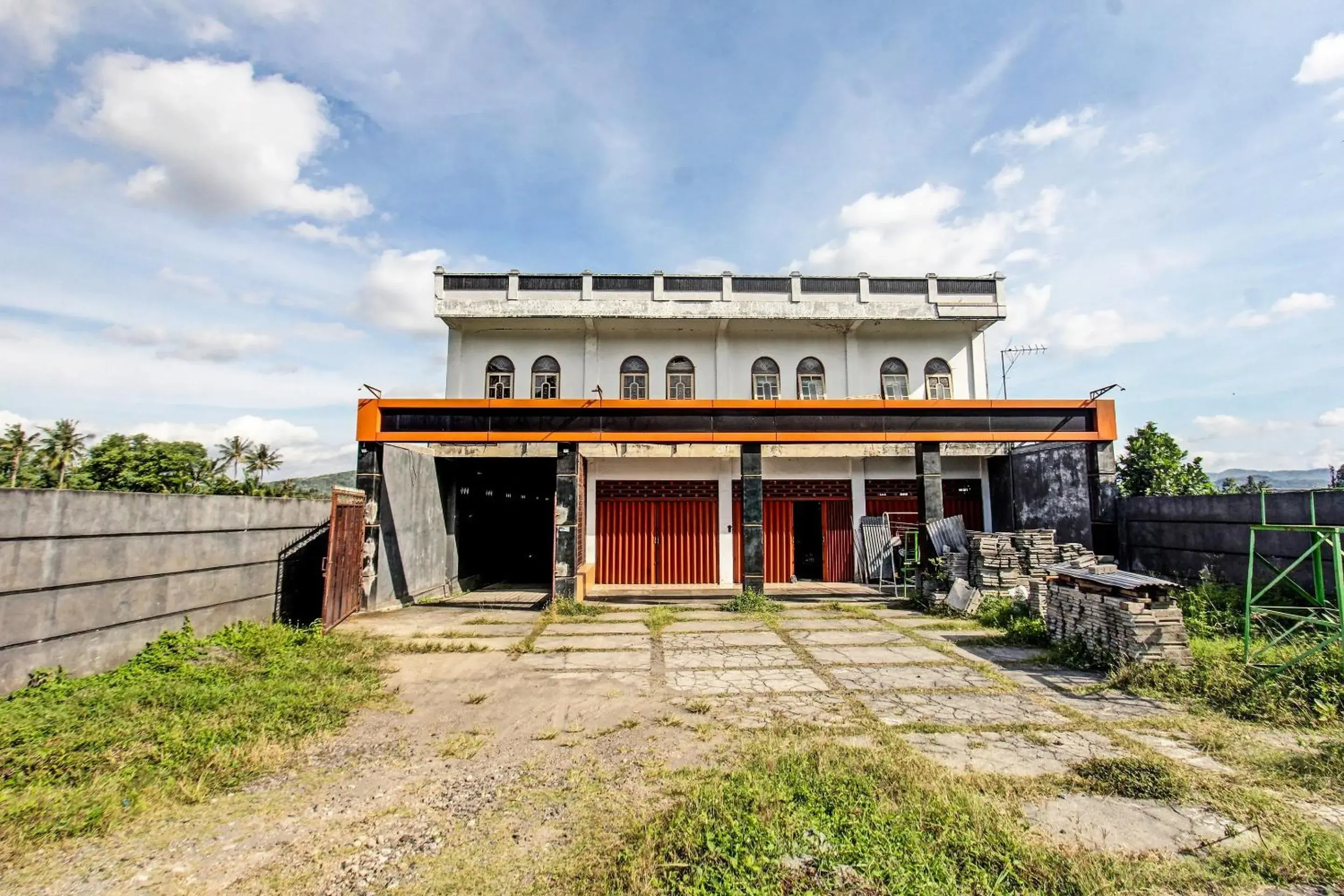 Facade/entrance in Hotel O Ayu Bypass MansionNearBundaran Gerung Facade/entrance in Hotel O Ayu Bypass MansionNearBundaran Gerung