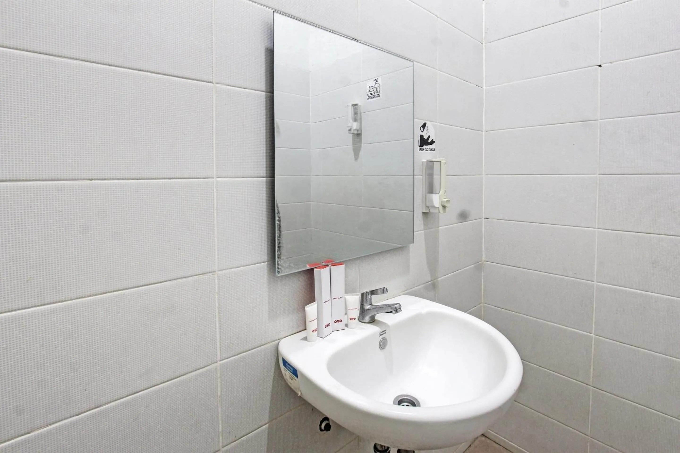 Bathroom in Hotel O Ayu Bypass MansionNearBundaran Gerung