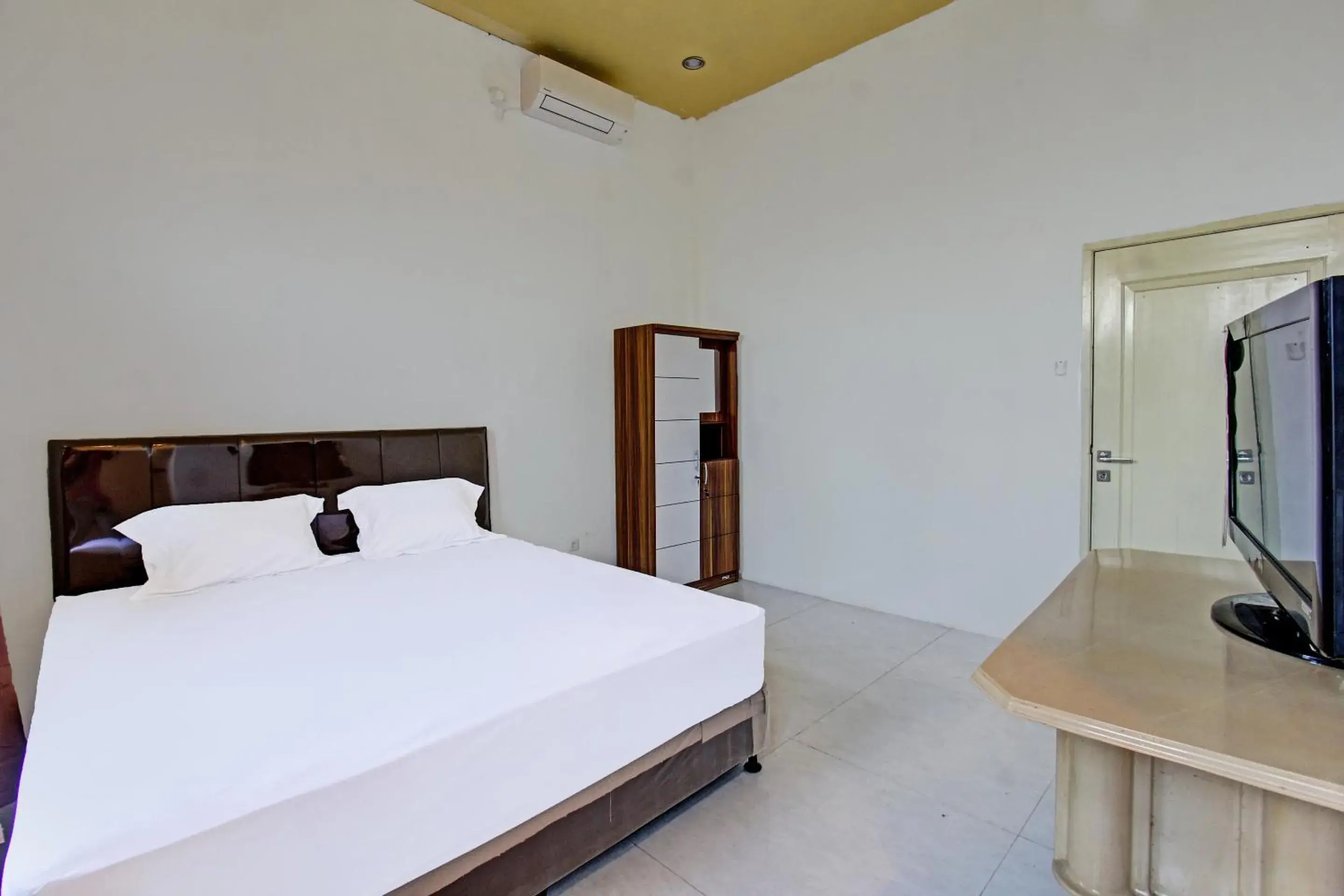 Bedroom, Bed in Hotel O Ayu Bypass MansionNearBundaran Gerung Bedroom, Bed in Hotel O Ayu Bypass MansionNearBundaran Gerung