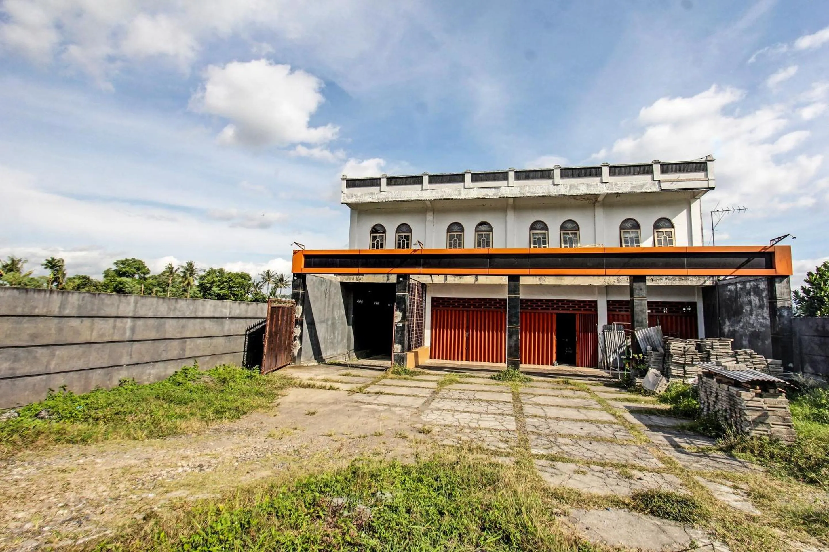 Facade/entrance in Hotel O Ayu Bypass MansionNearBundaran Gerung