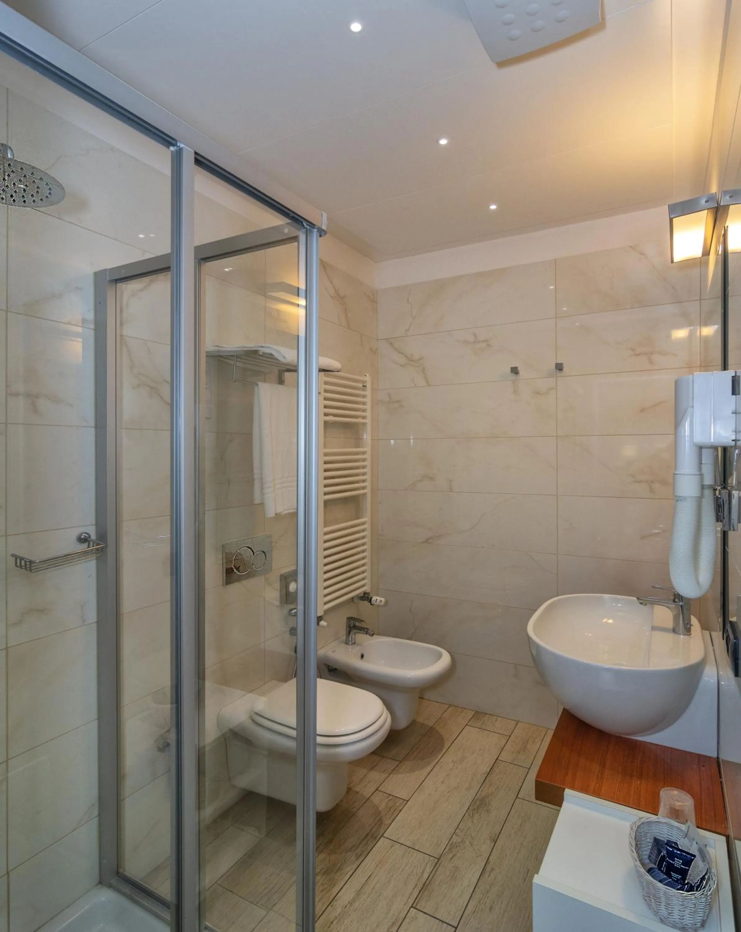 Shower in Hotel Central Park