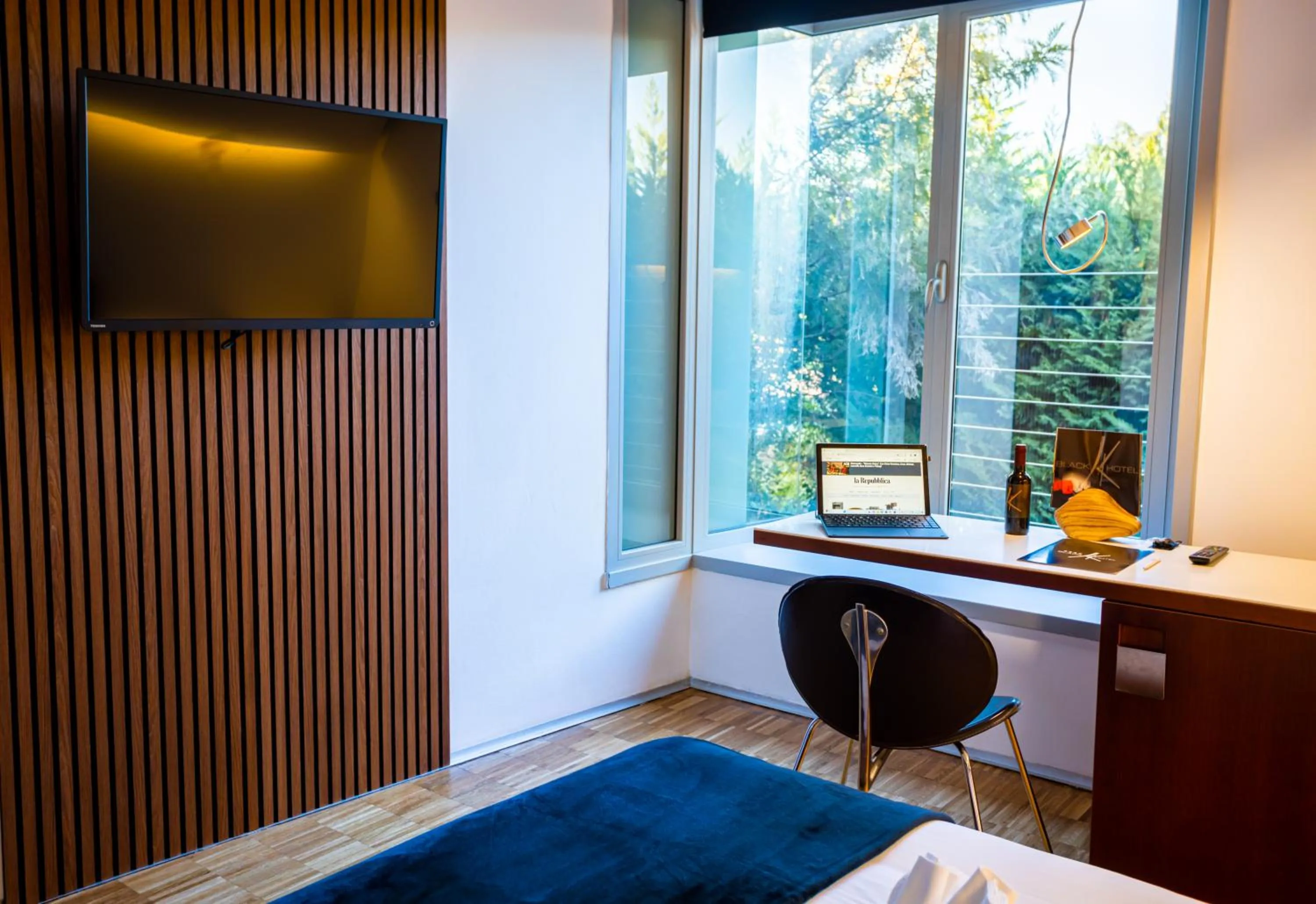 Photo of the whole room, Bed in Black Hotel