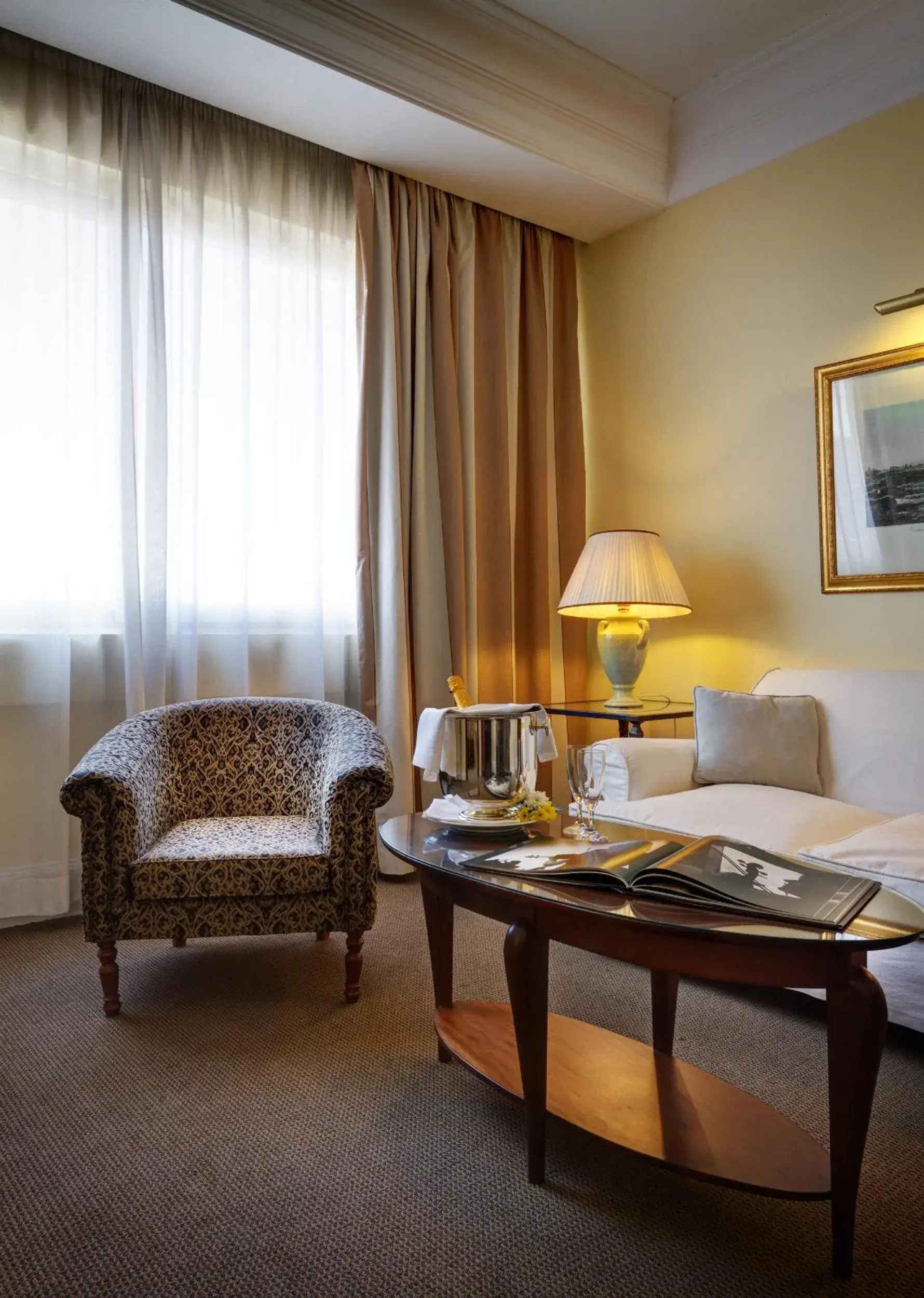 Seating area, Bed in Mercure Catania Excelsior