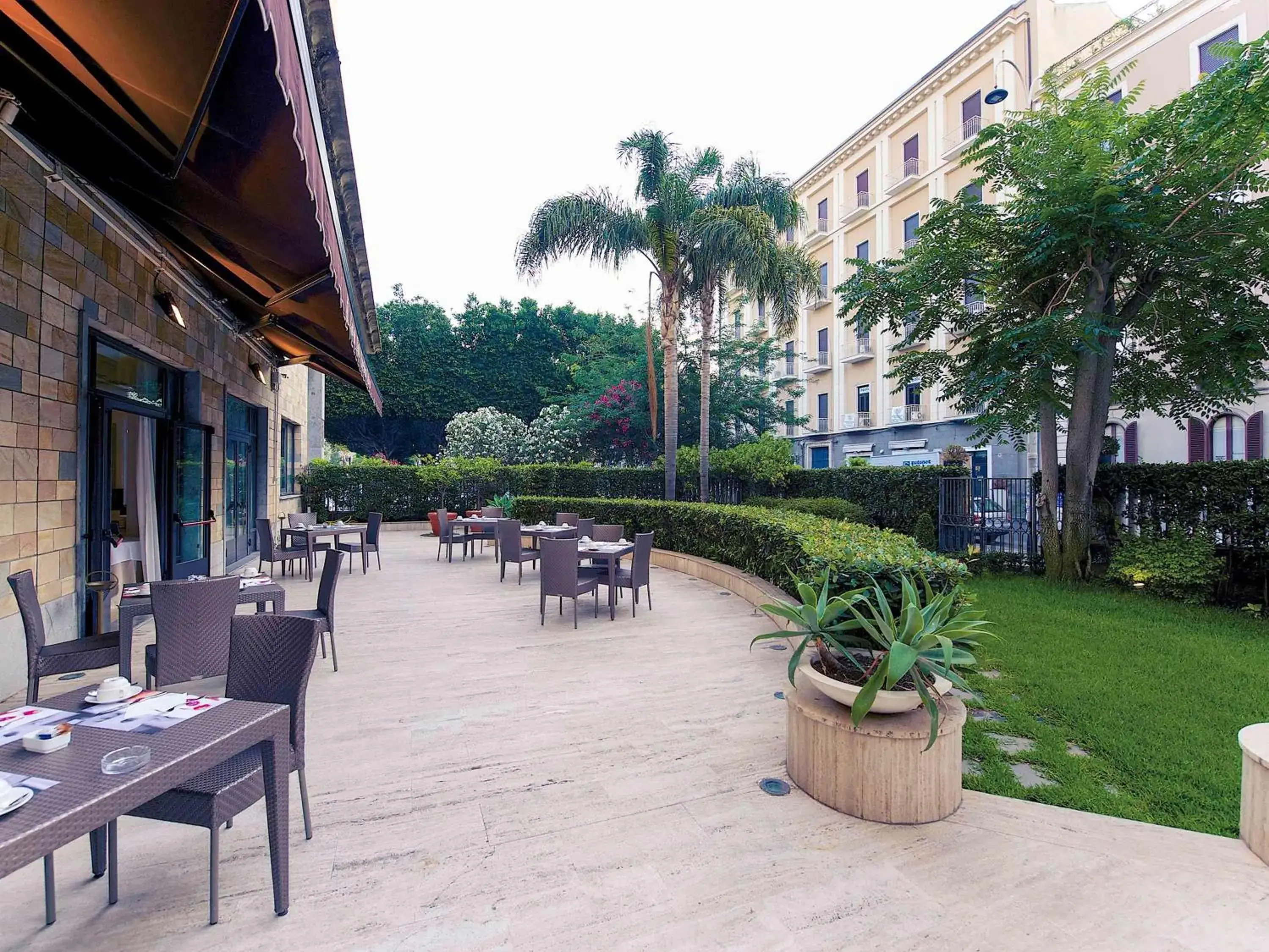 Property building, Restaurant/Places to Eat in Mercure Catania Excelsior