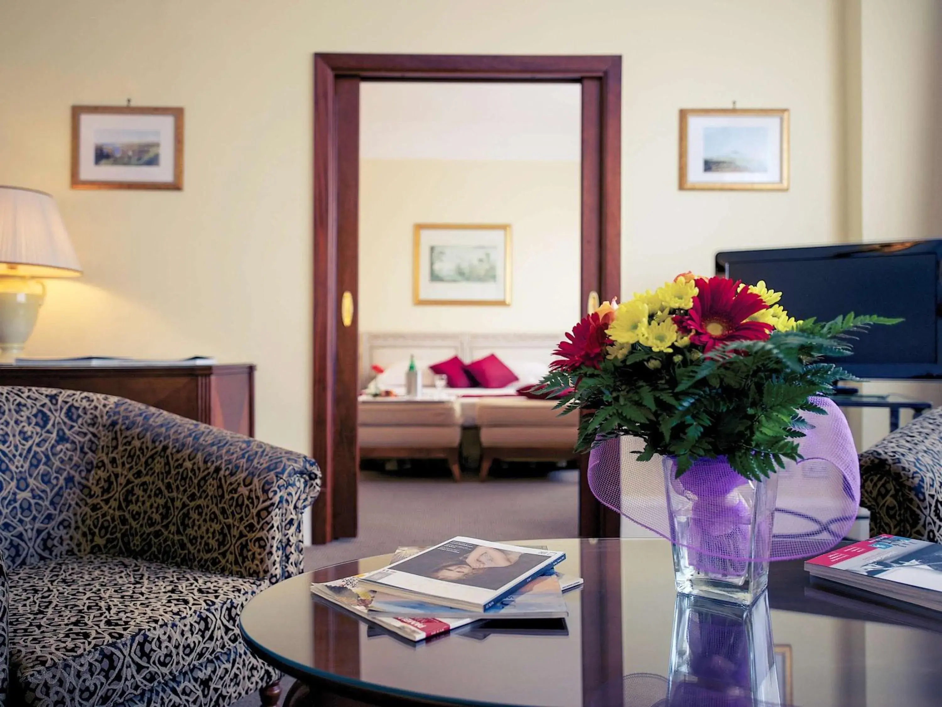 Photo of the whole room, Seating Area in Mercure Catania Excelsior