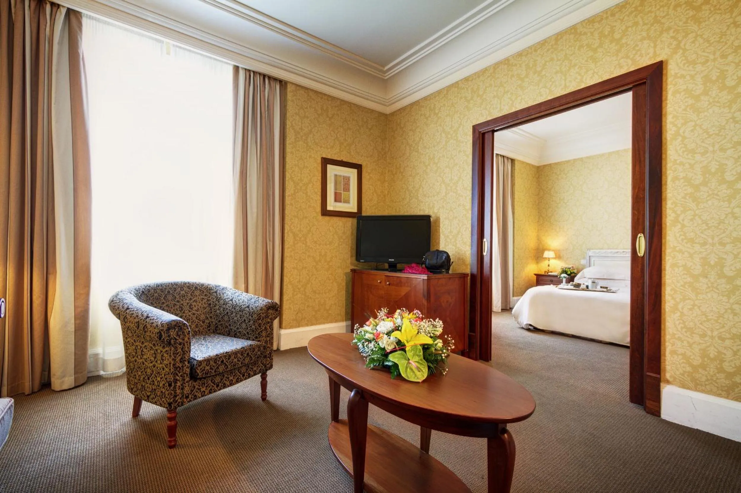 Seating area, Bed in Mercure Catania Excelsior