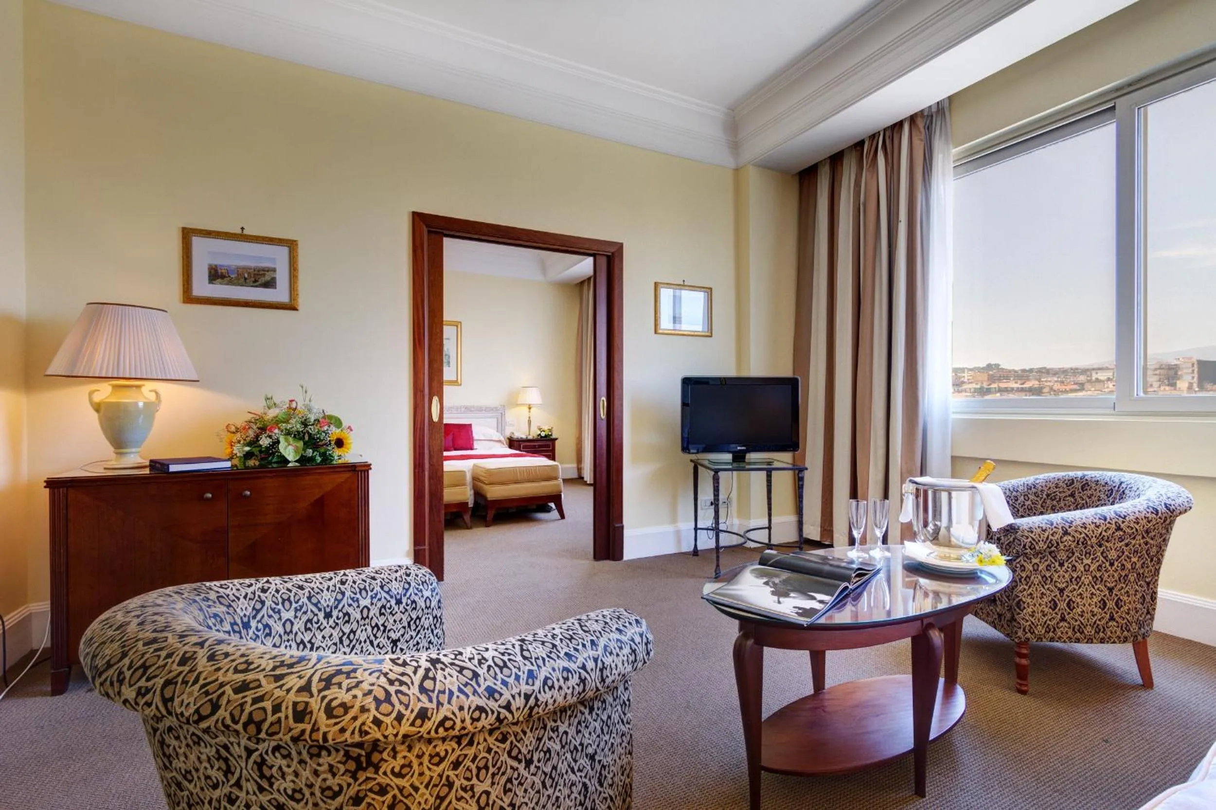 Seating area, Bed in Mercure Catania Excelsior