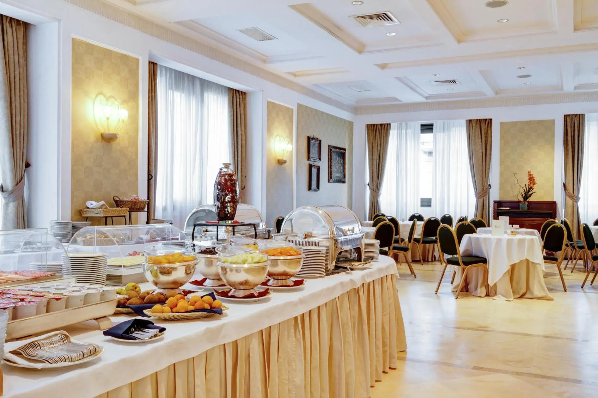 Restaurant/places to eat in Mercure Catania Excelsior