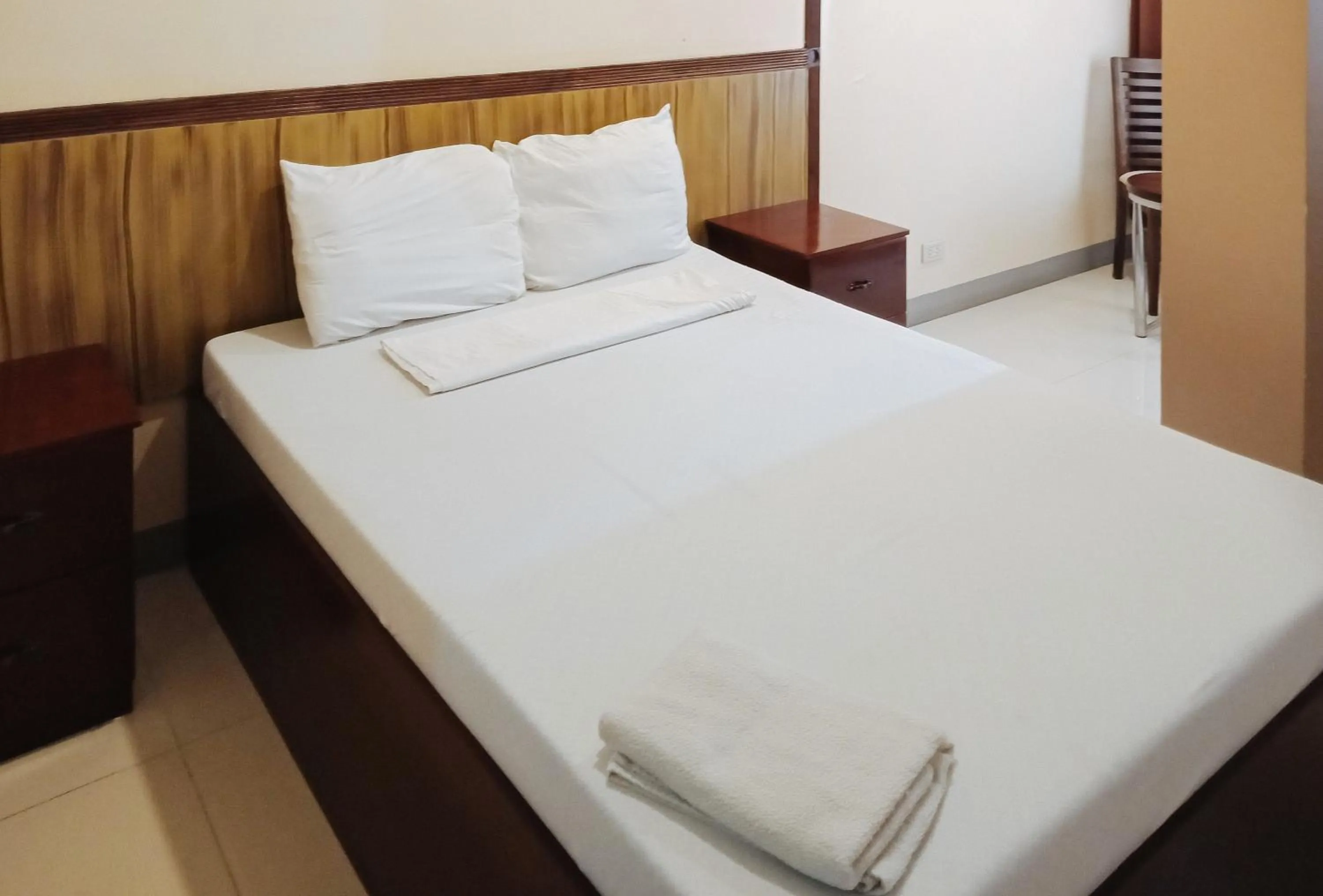 Bedroom, Bed in RedDoorz @ H.F. Golden Travellers Inn