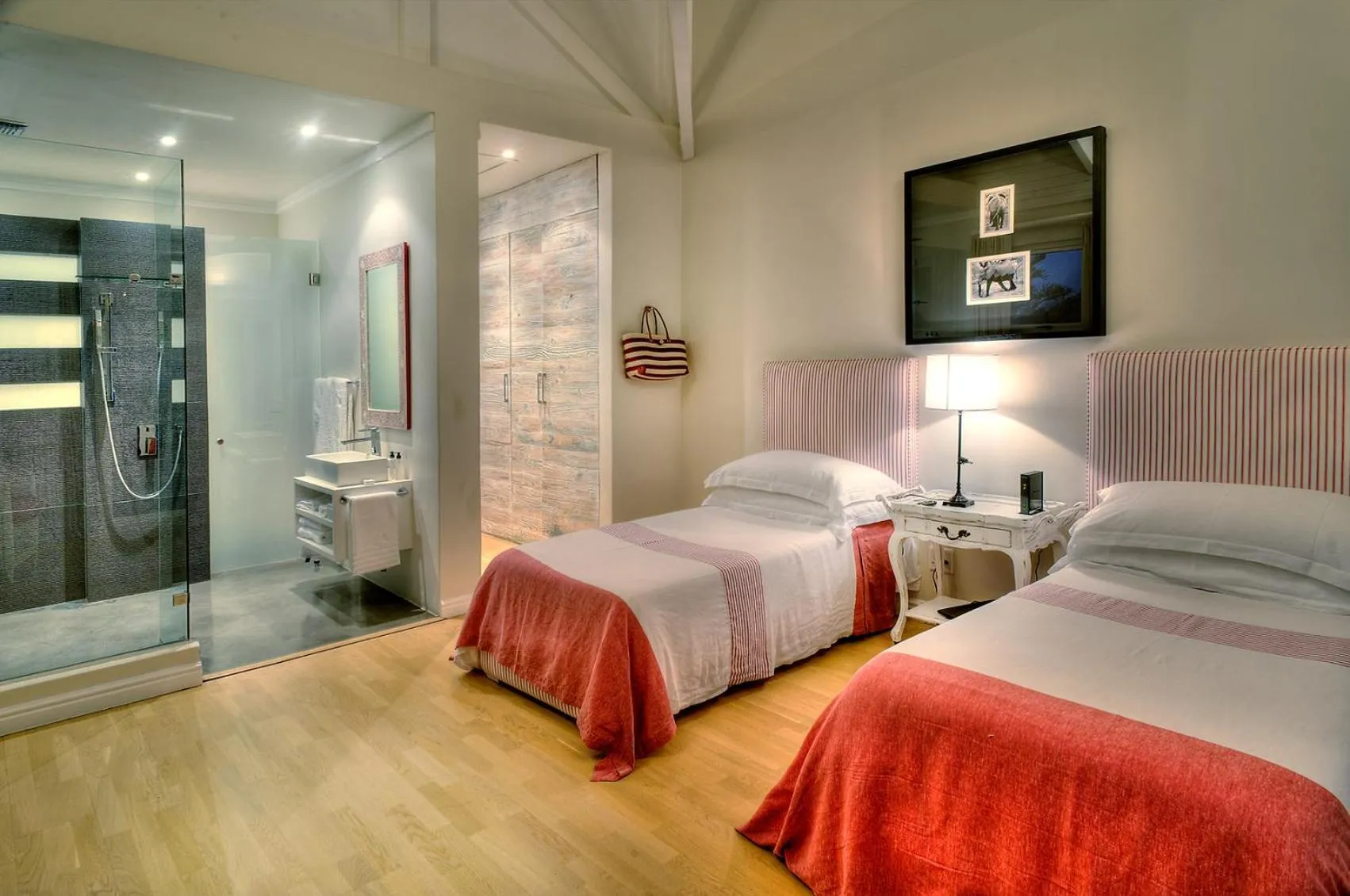 Shower, Bed in Sea Five Boutique Hotel