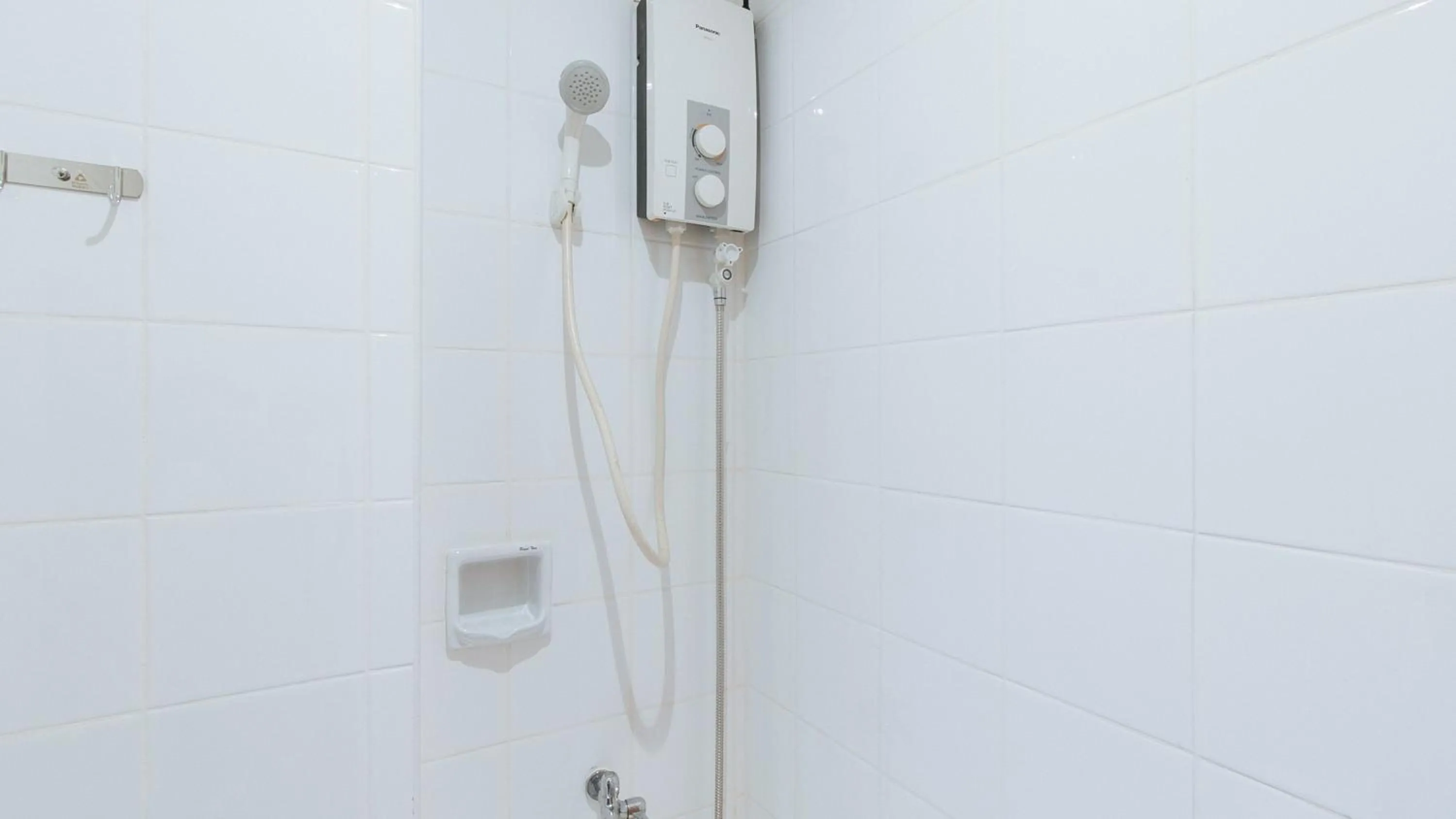 Shower in RedDoorz Hostel @ Tita Aidz Inn Baguio