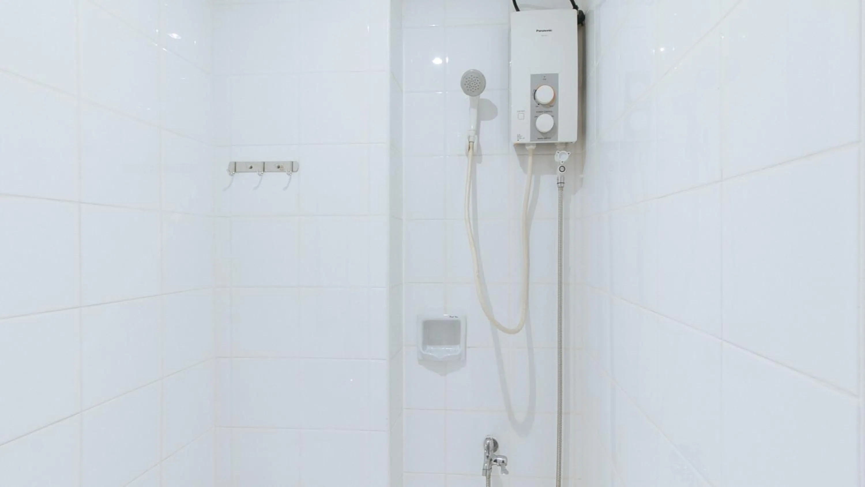 Shower in RedDoorz Hostel @ Tita Aidz Inn Baguio