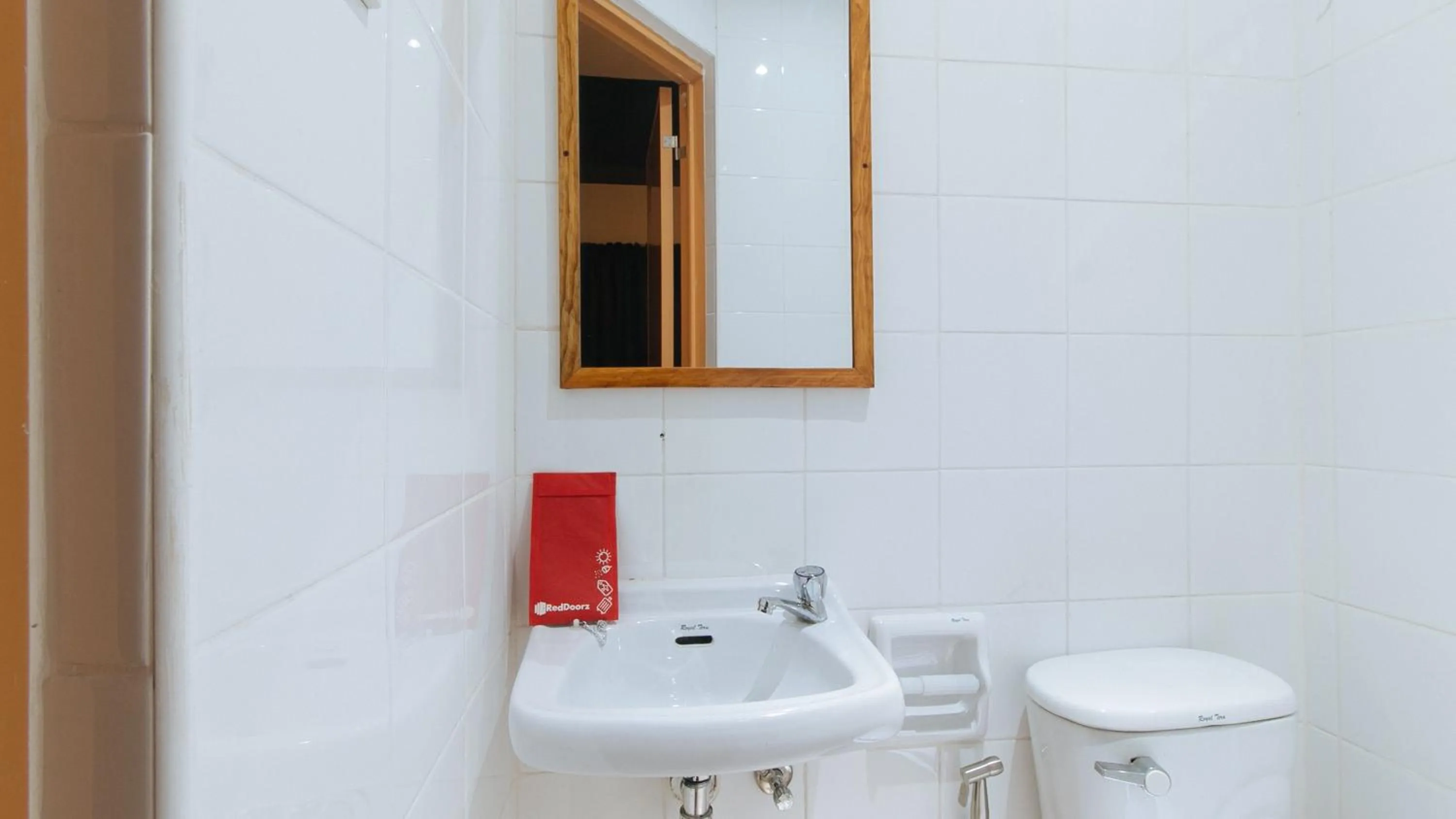 Shower in RedDoorz Hostel @ Tita Aidz Inn Baguio