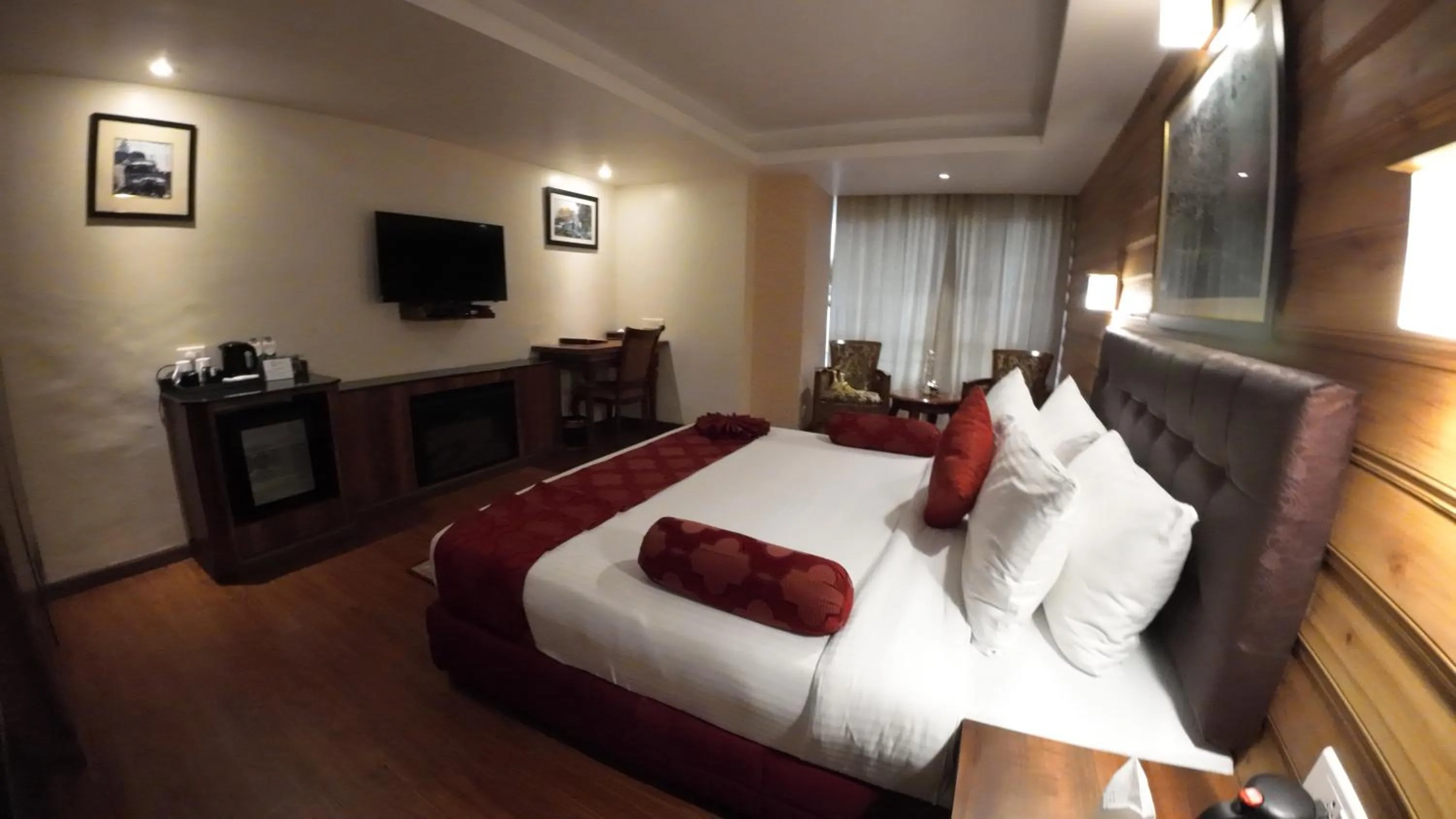 Bedroom, Bed in Crescent Resort, Darjeeling