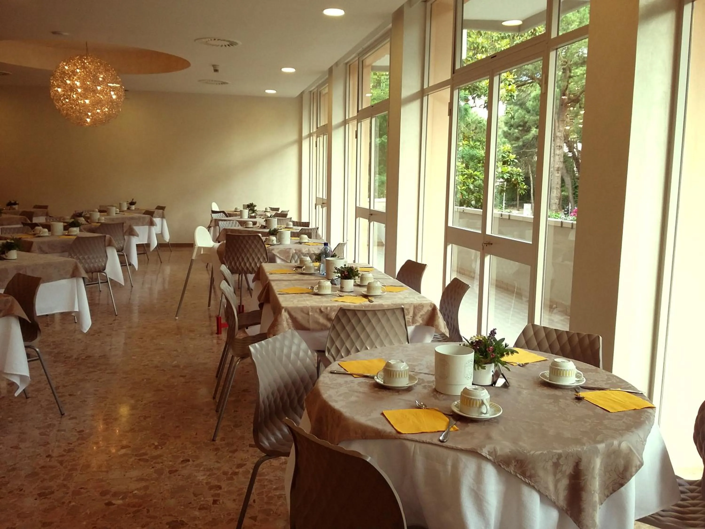 Restaurant/places to eat in Hotel Condor