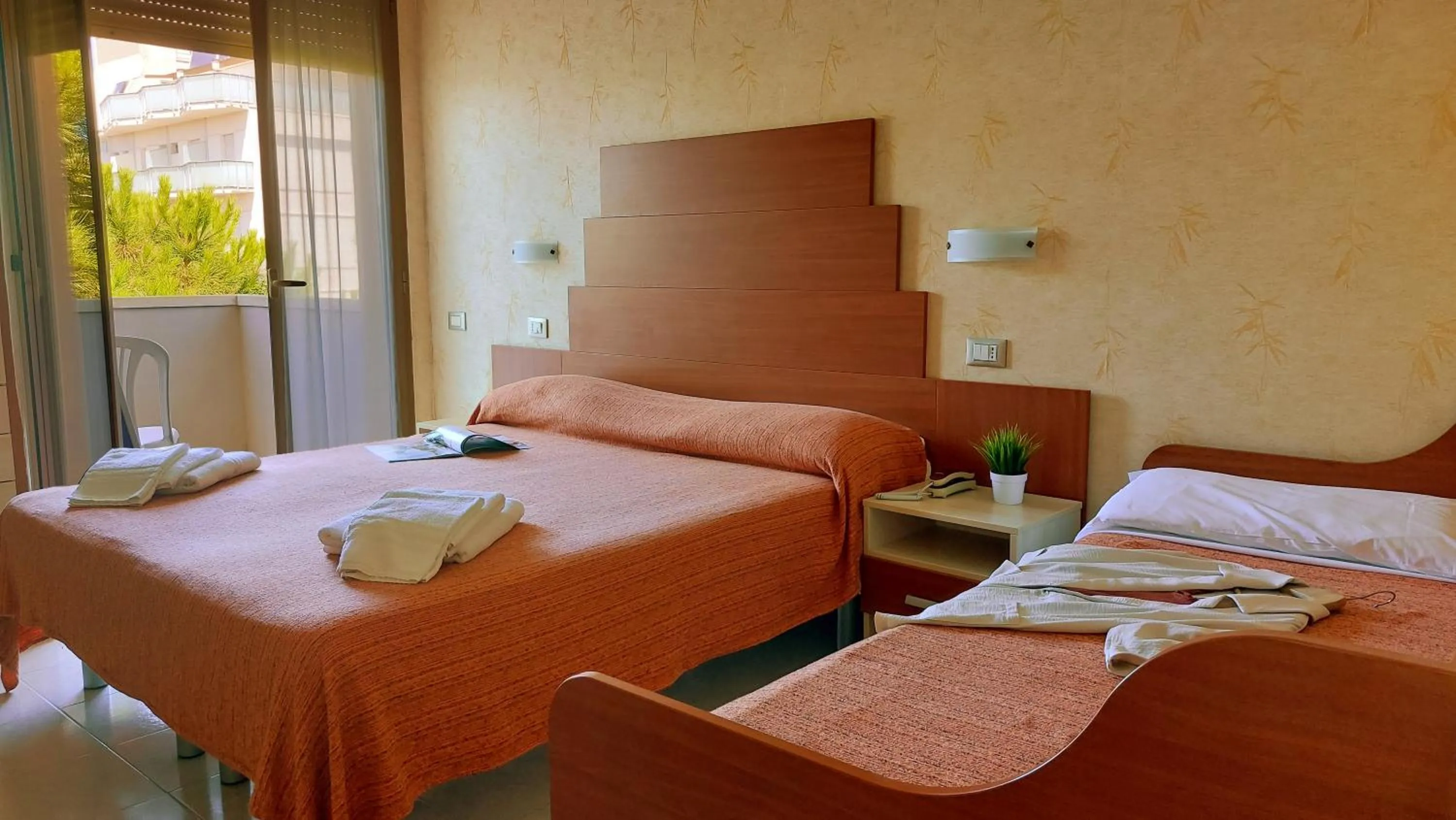 Balcony/Terrace, Bed in Hotel Condor