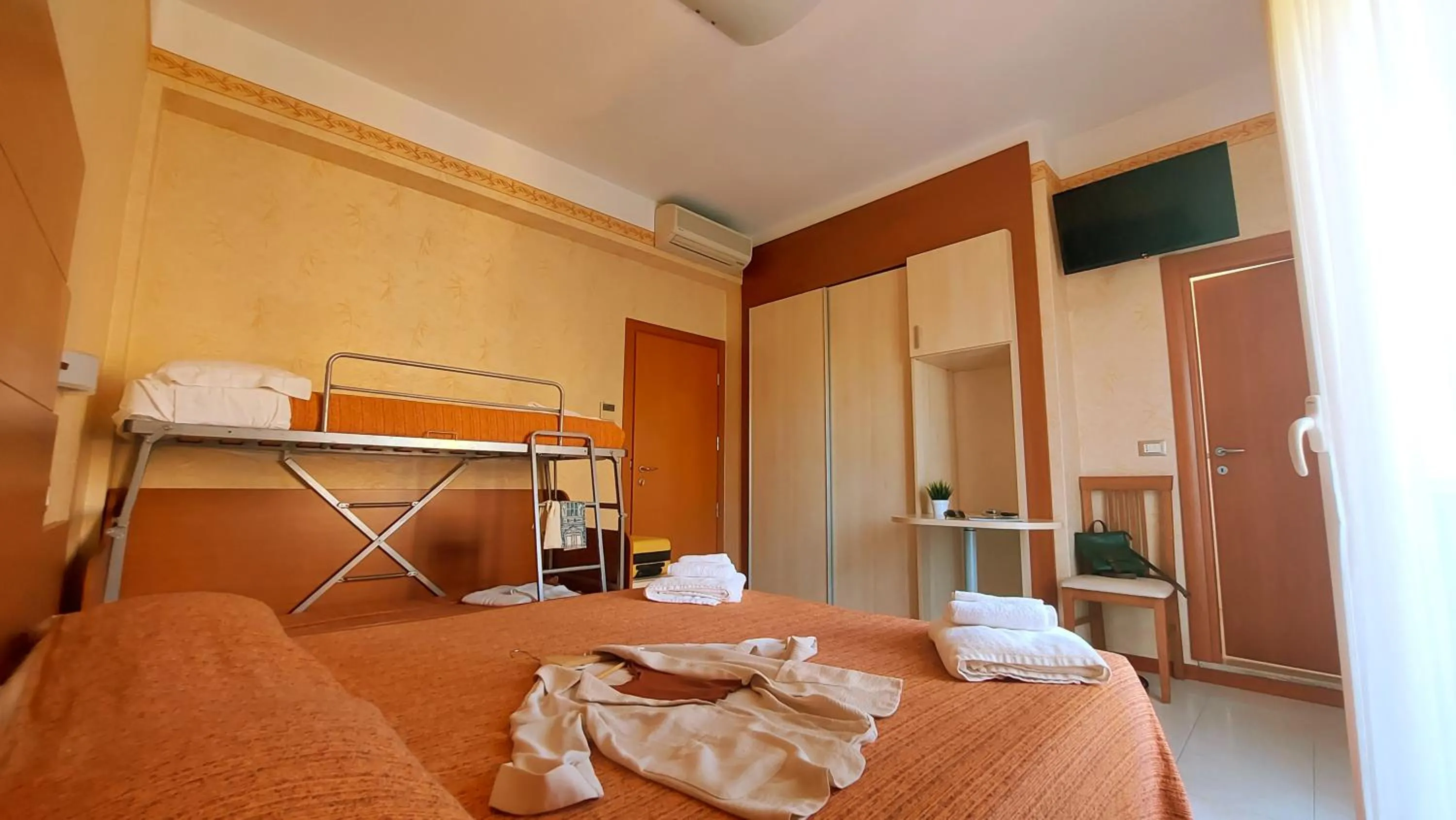 TV and multimedia, Bed in Hotel Condor