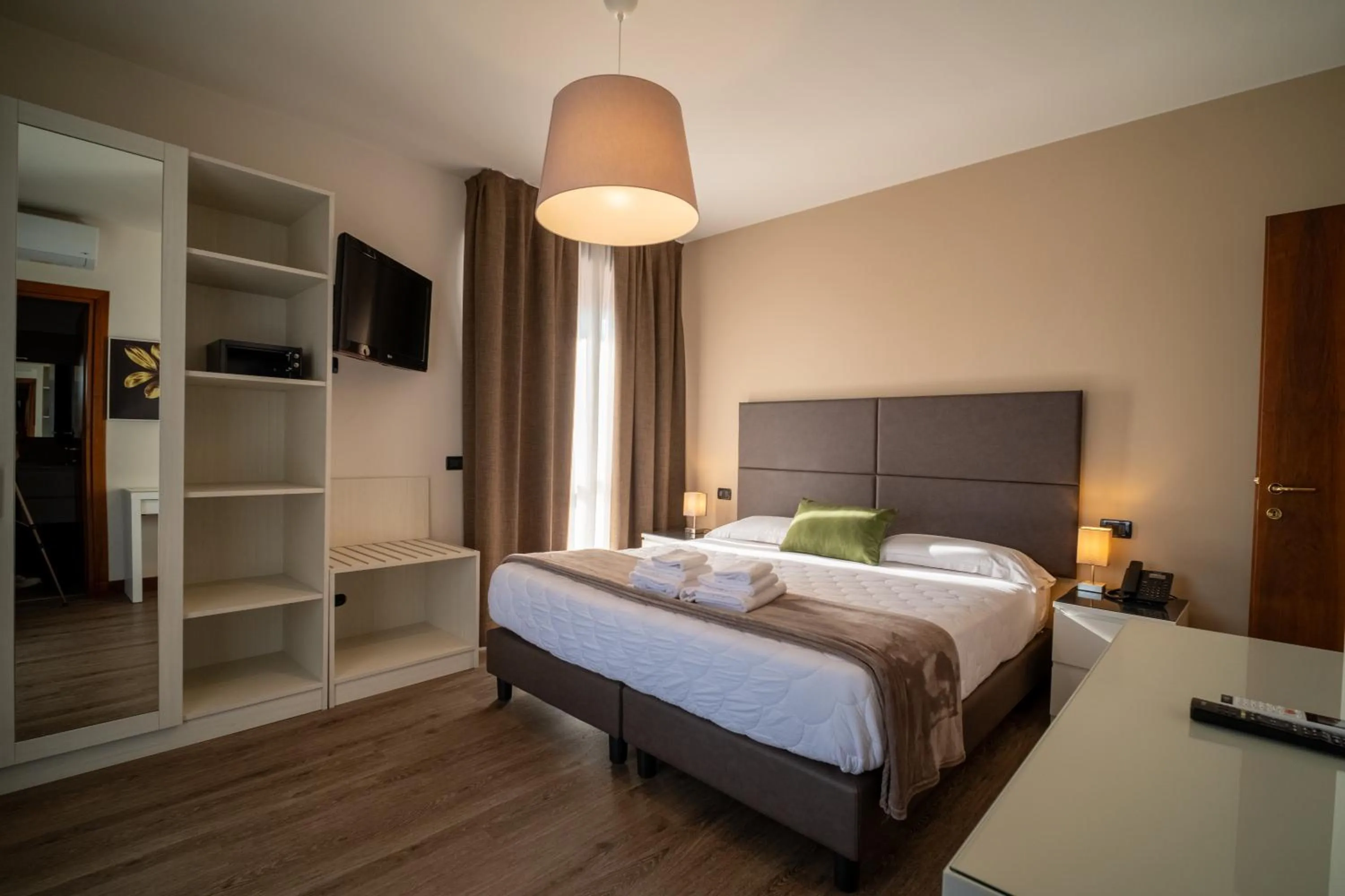 Bedroom, Bed in Hotel Gardenia Sirmione