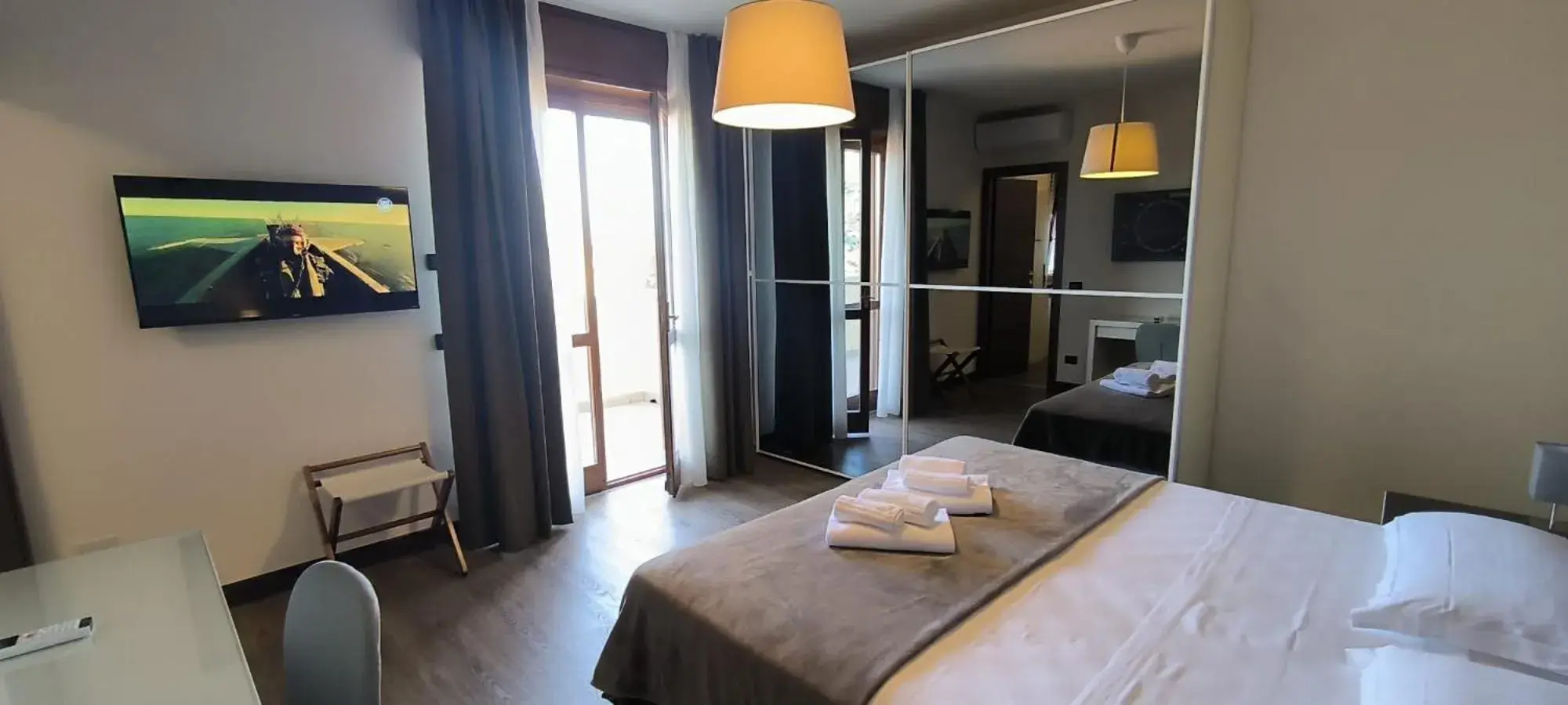 King Room with Lake View in Hotel Gardenia Sirmione King Room with Lake View in Hotel Gardenia Sirmione
