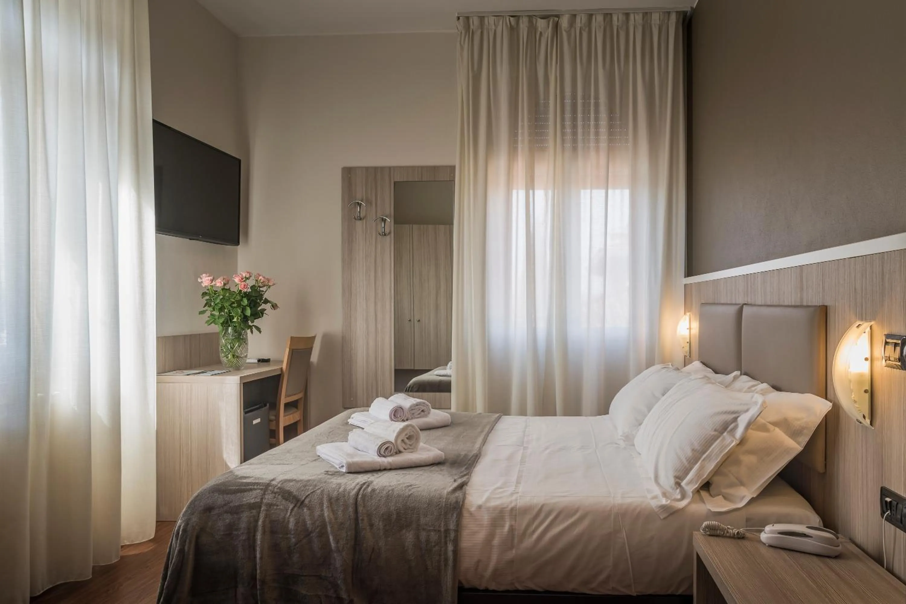 Photo of the whole room, Bed in Hotel Gardenia Sirmione