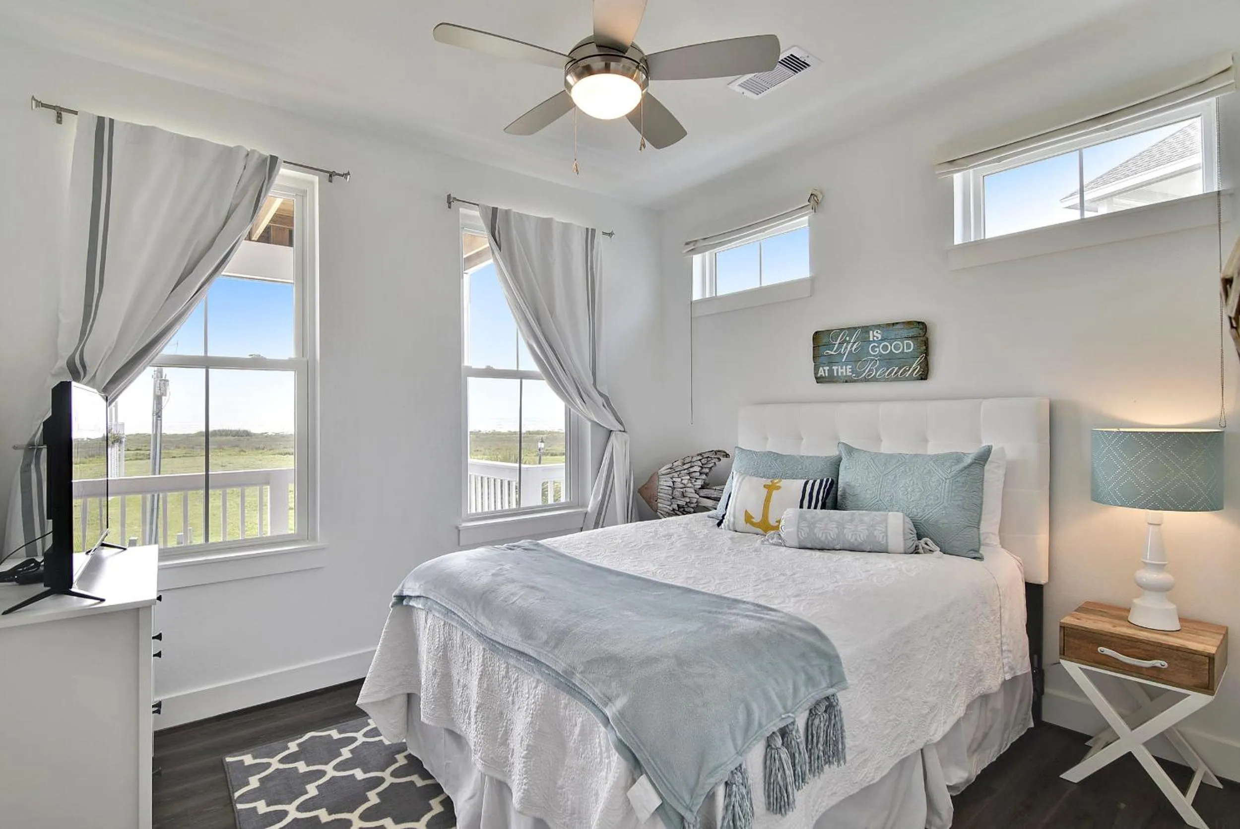 Bedroom, Bed in Wine Down