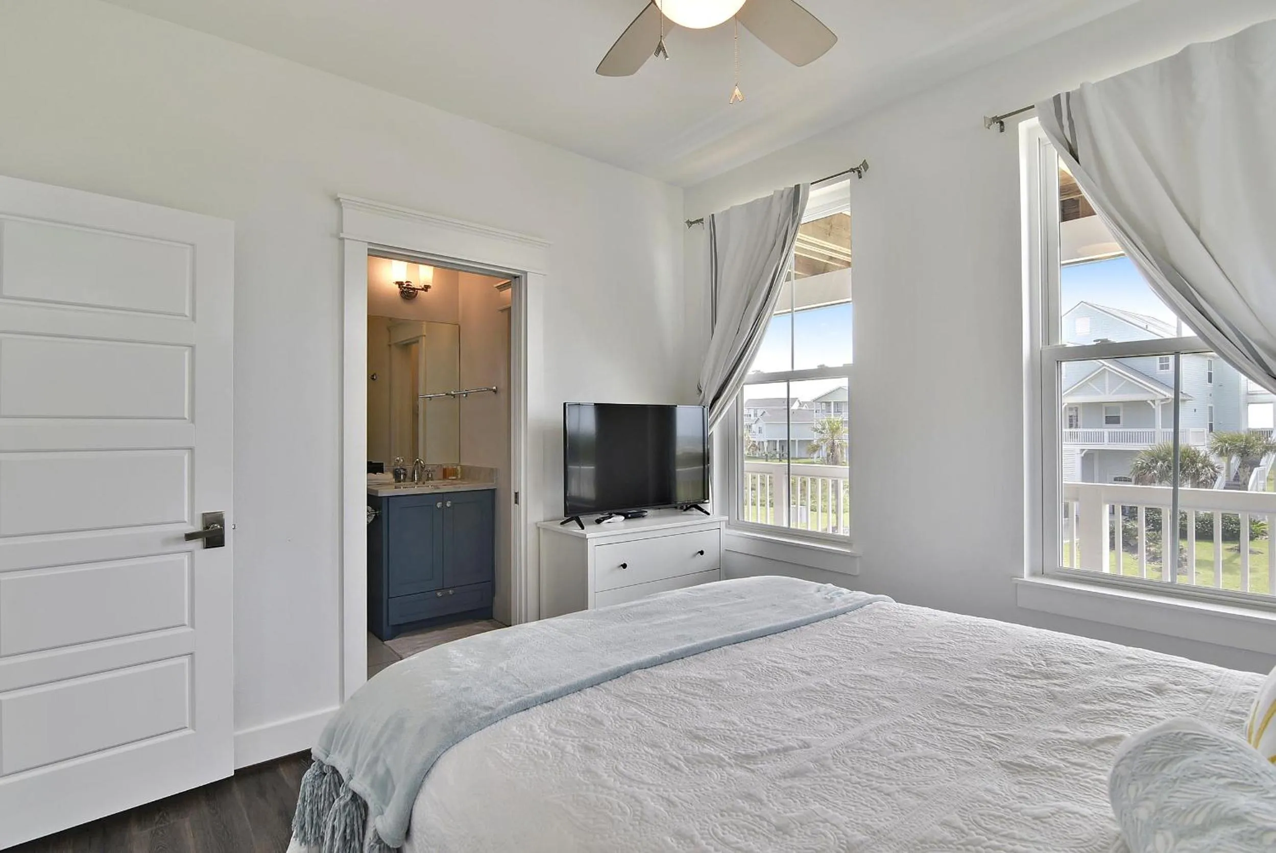 Bedroom, Bed in Wine Down