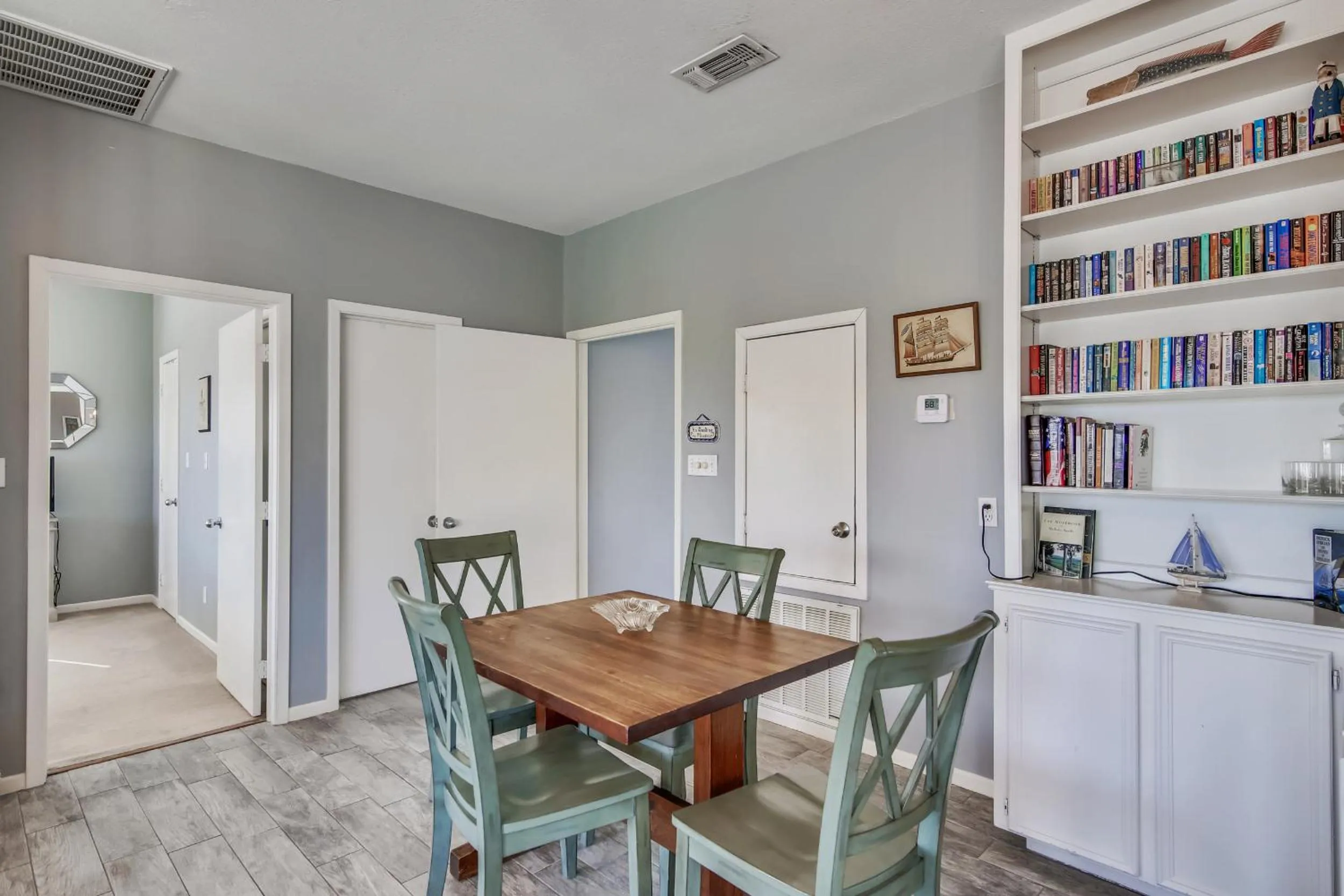 Living room in Mutiny on the Bounty