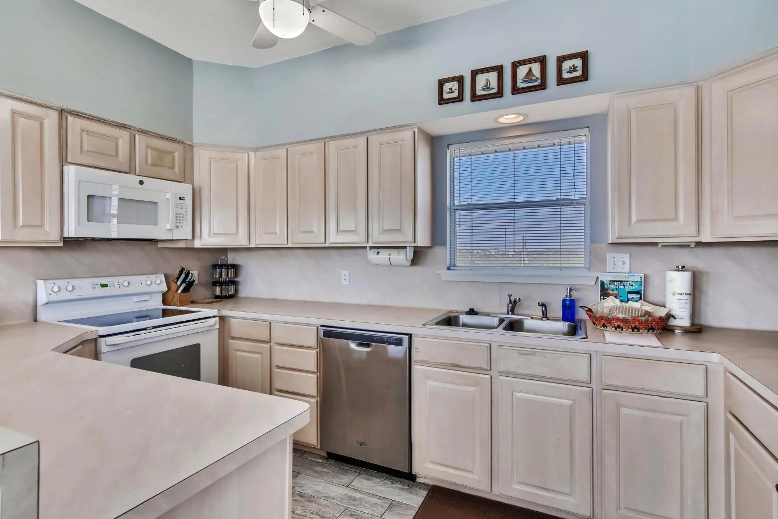 Kitchen or kitchenette in Mutiny on the Bounty