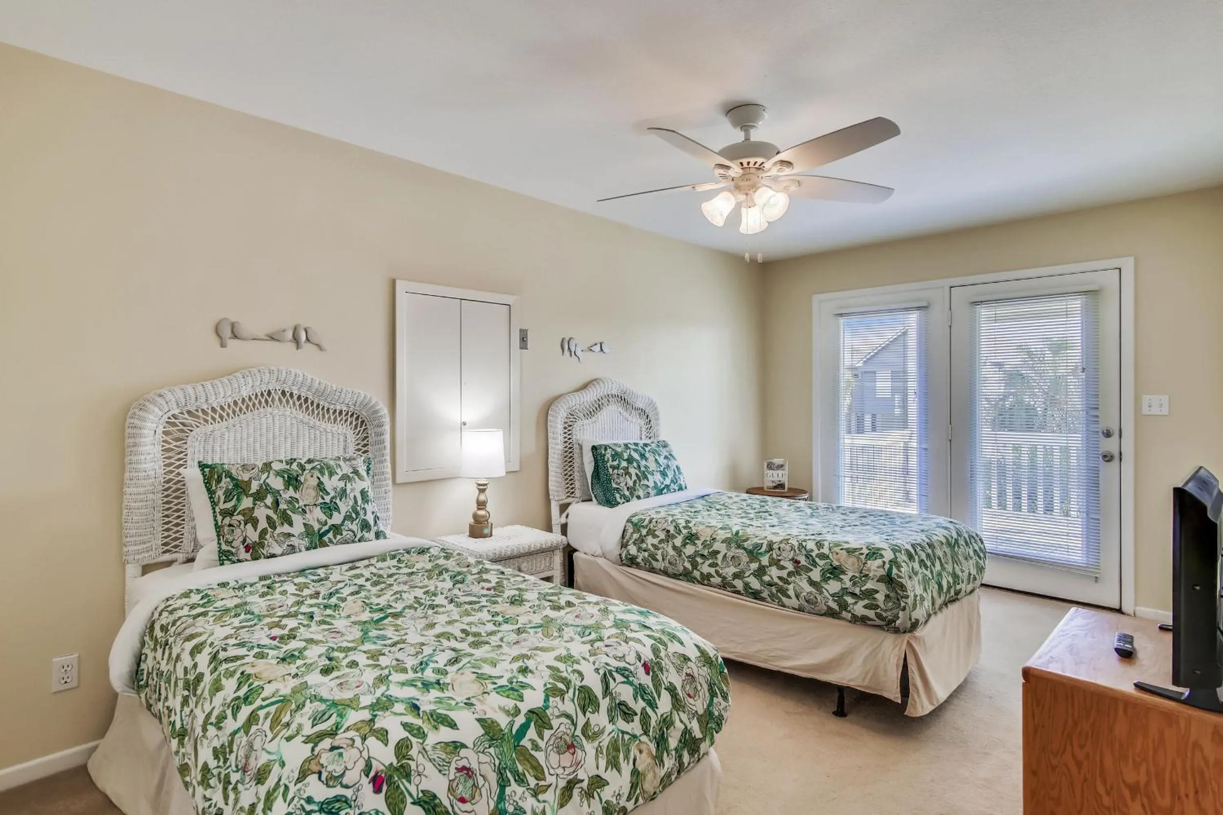 Bedroom, Bed in Mutiny on the Bounty