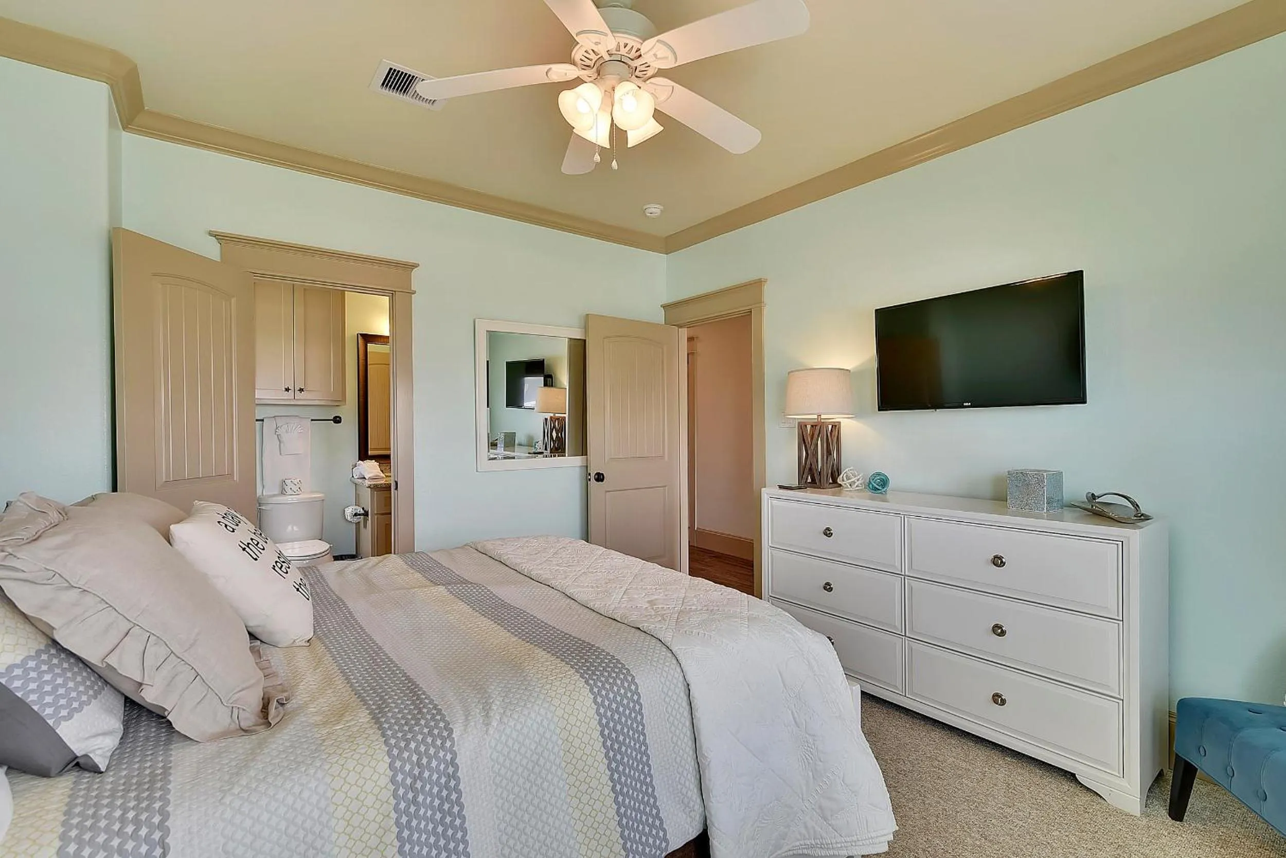 Property building, Bed in Neptunes Sanctuary