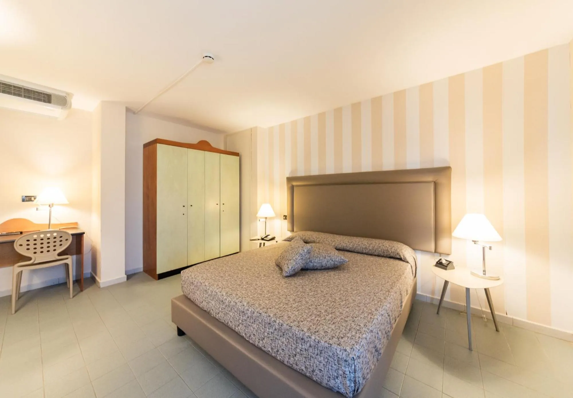 Bed in Albergo Athenaeum