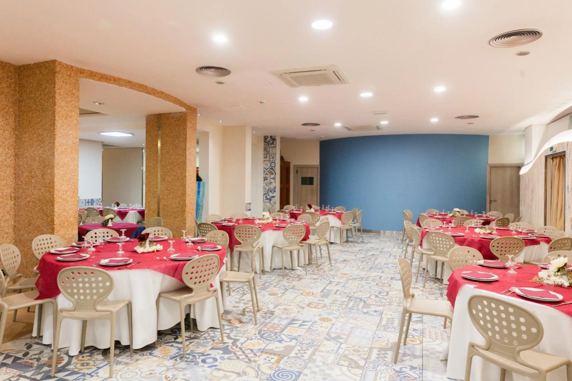 Restaurant/places to eat in Albergo Athenaeum