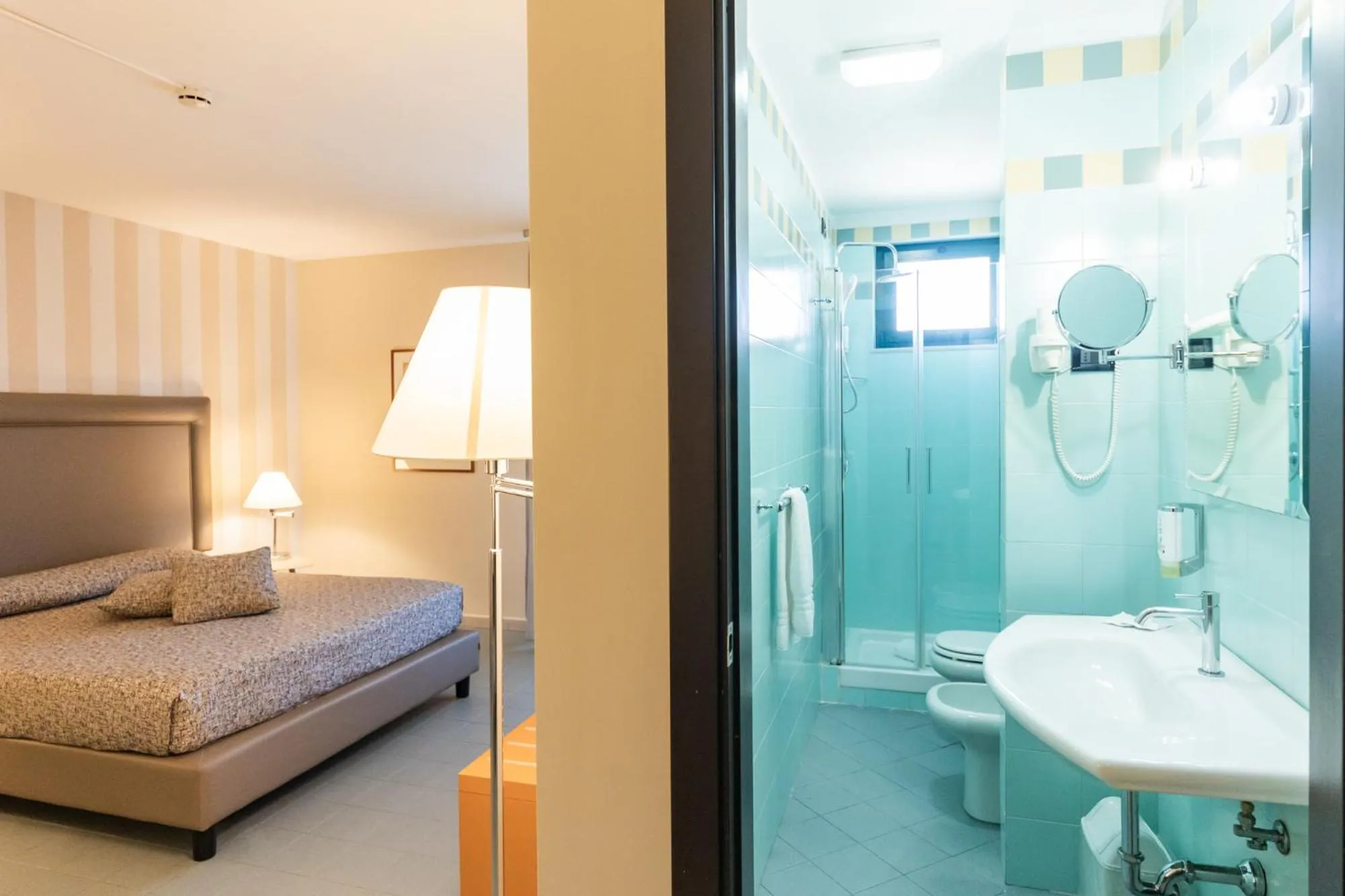 Shower, Bed in Albergo Athenaeum