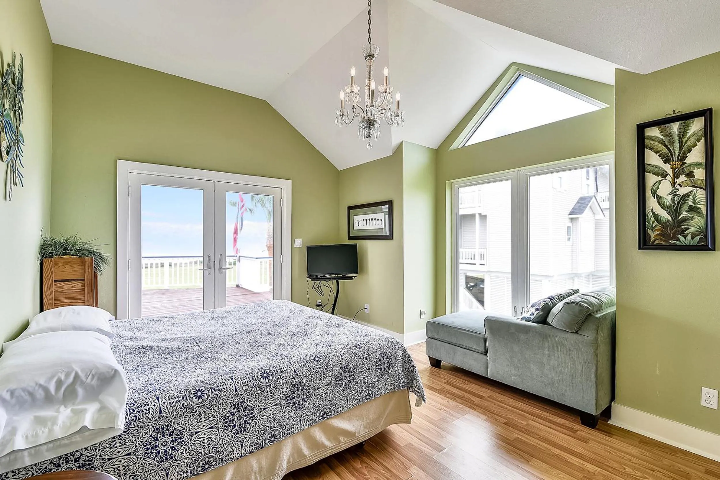 Bedroom, Bed in Summer Breeze