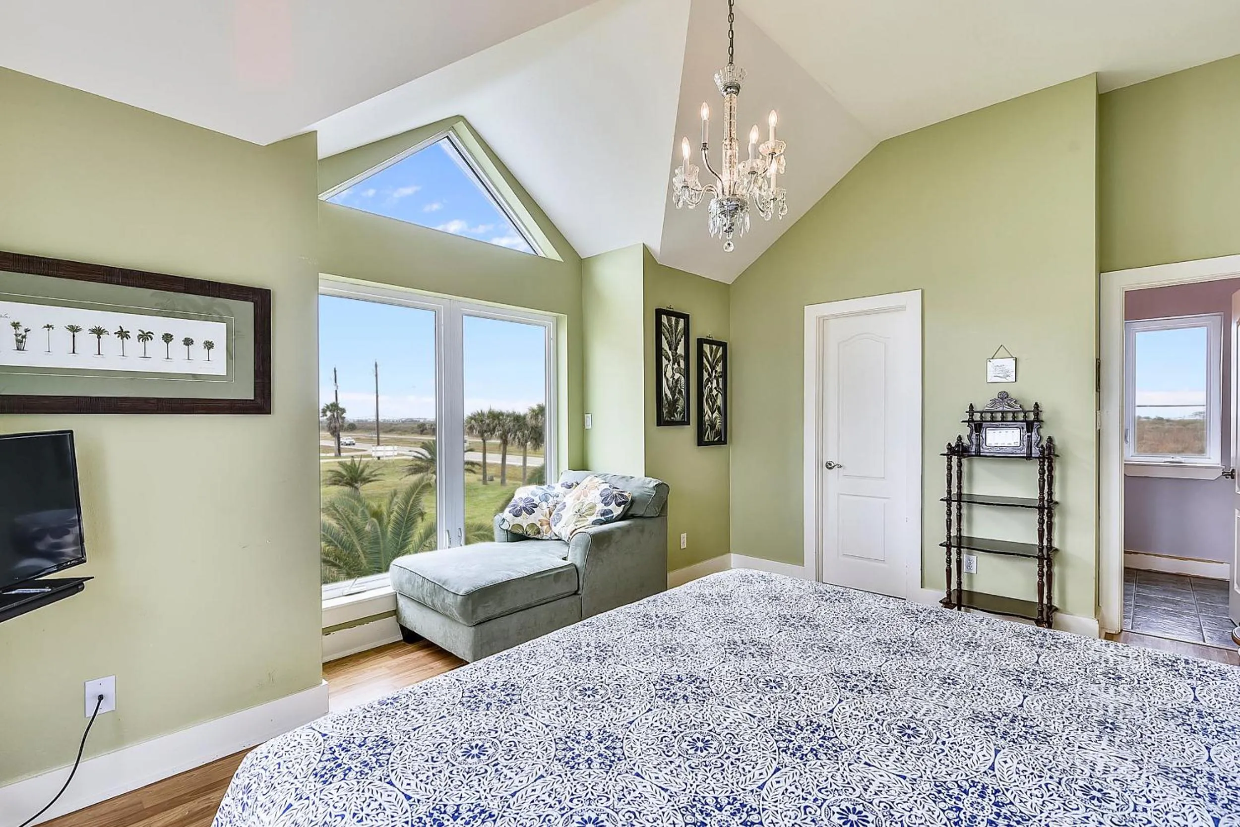 Bedroom, Bed in Summer Breeze