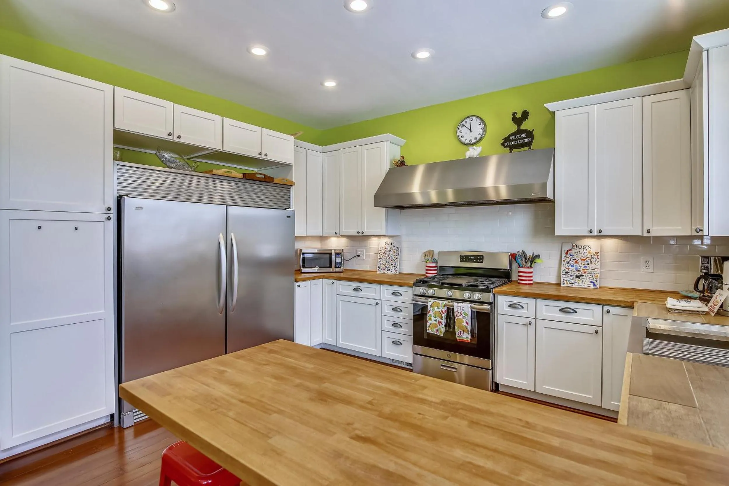 Kitchen or kitchenette in AbFab Seaside Cottage