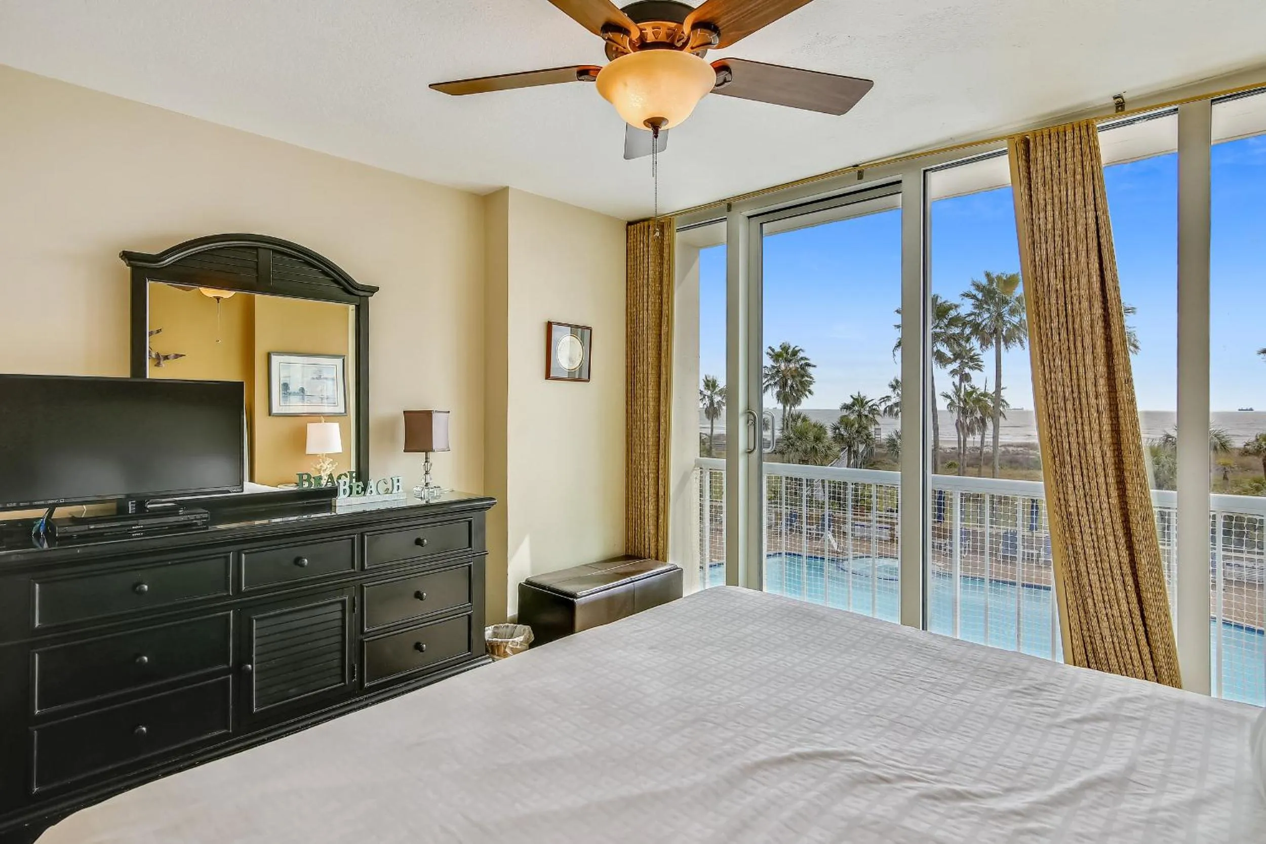 Property building, Bed in Galvestonian 112-Beachfront Hideaway