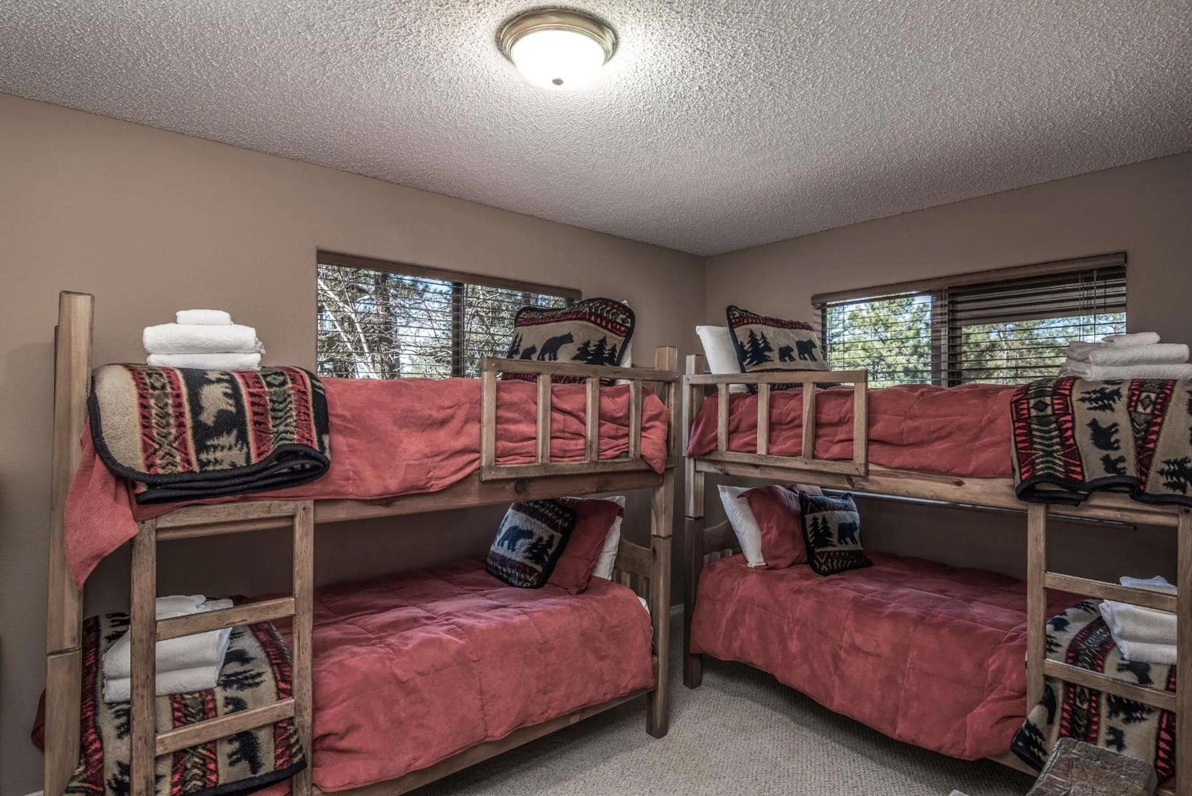 Living room, Bed in Journeys End